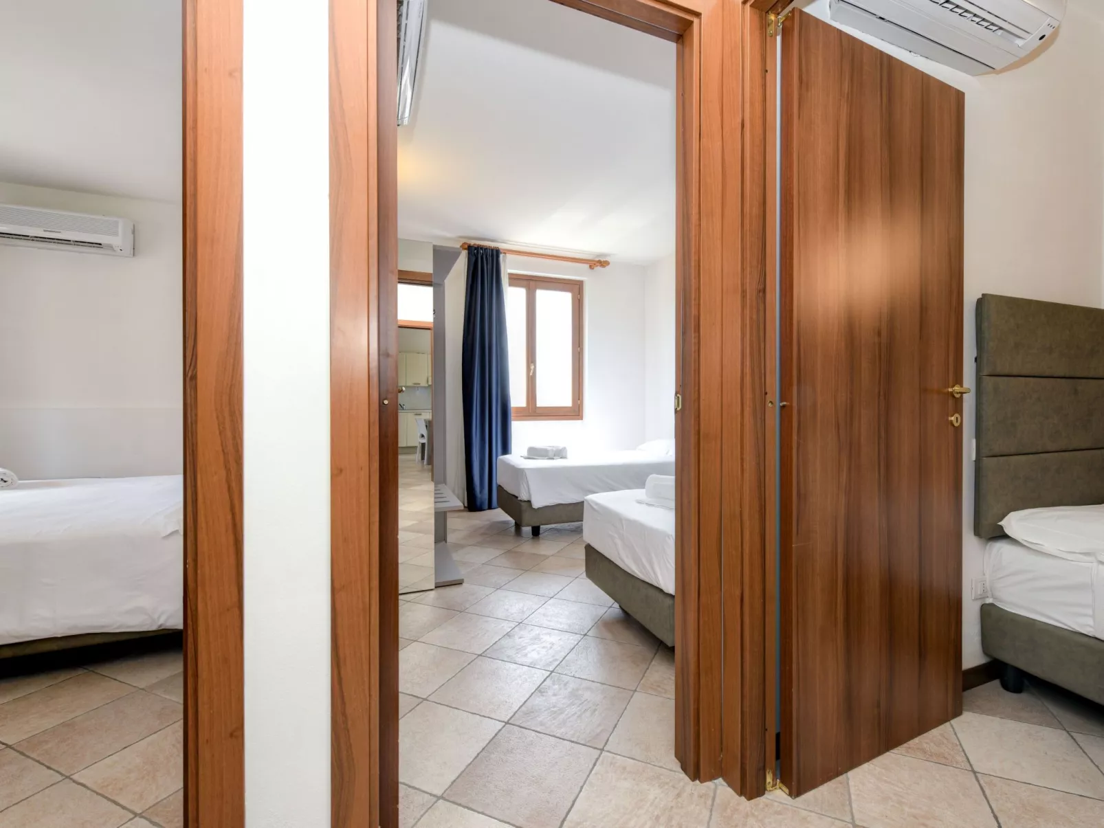 Wohnung mit Balkon, Schwimmbad und Seeblick-Binnen