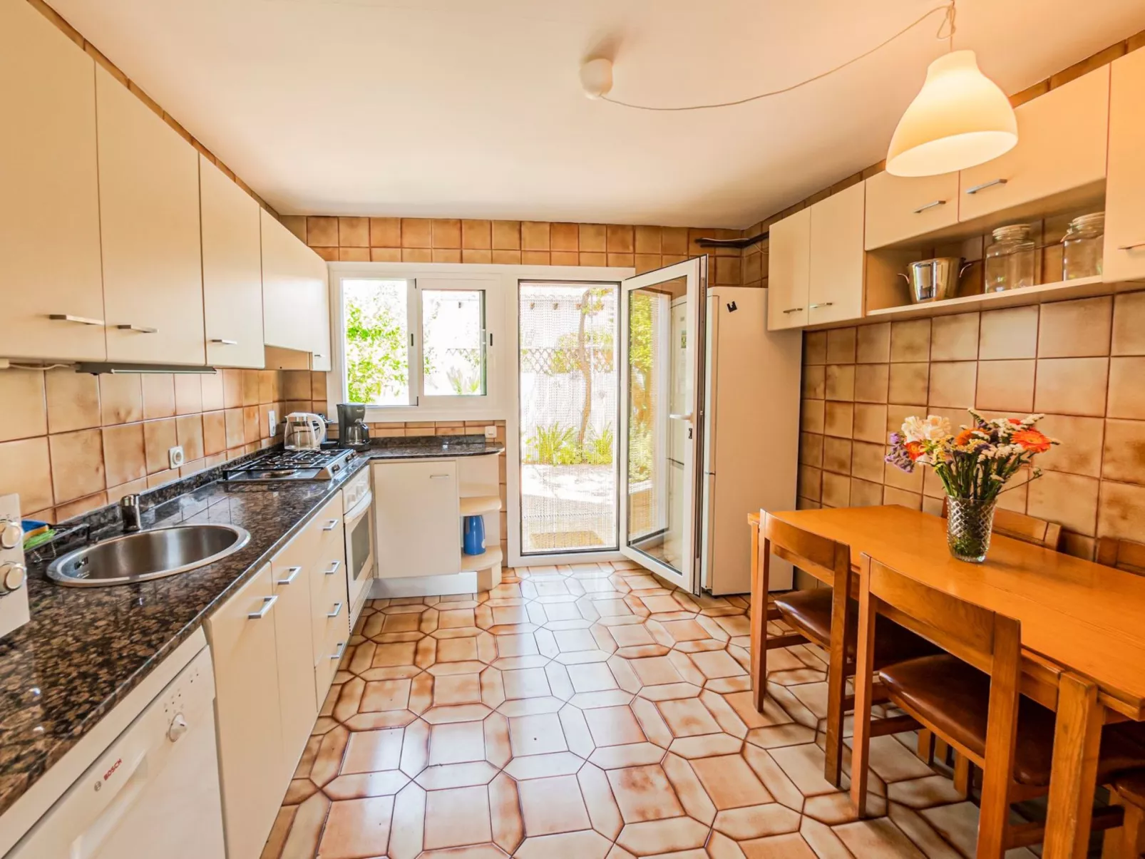 Landhaus mit Garten, Sonnenterrasse sowie überdachter Terrasse und Pool in Stra-Binnen