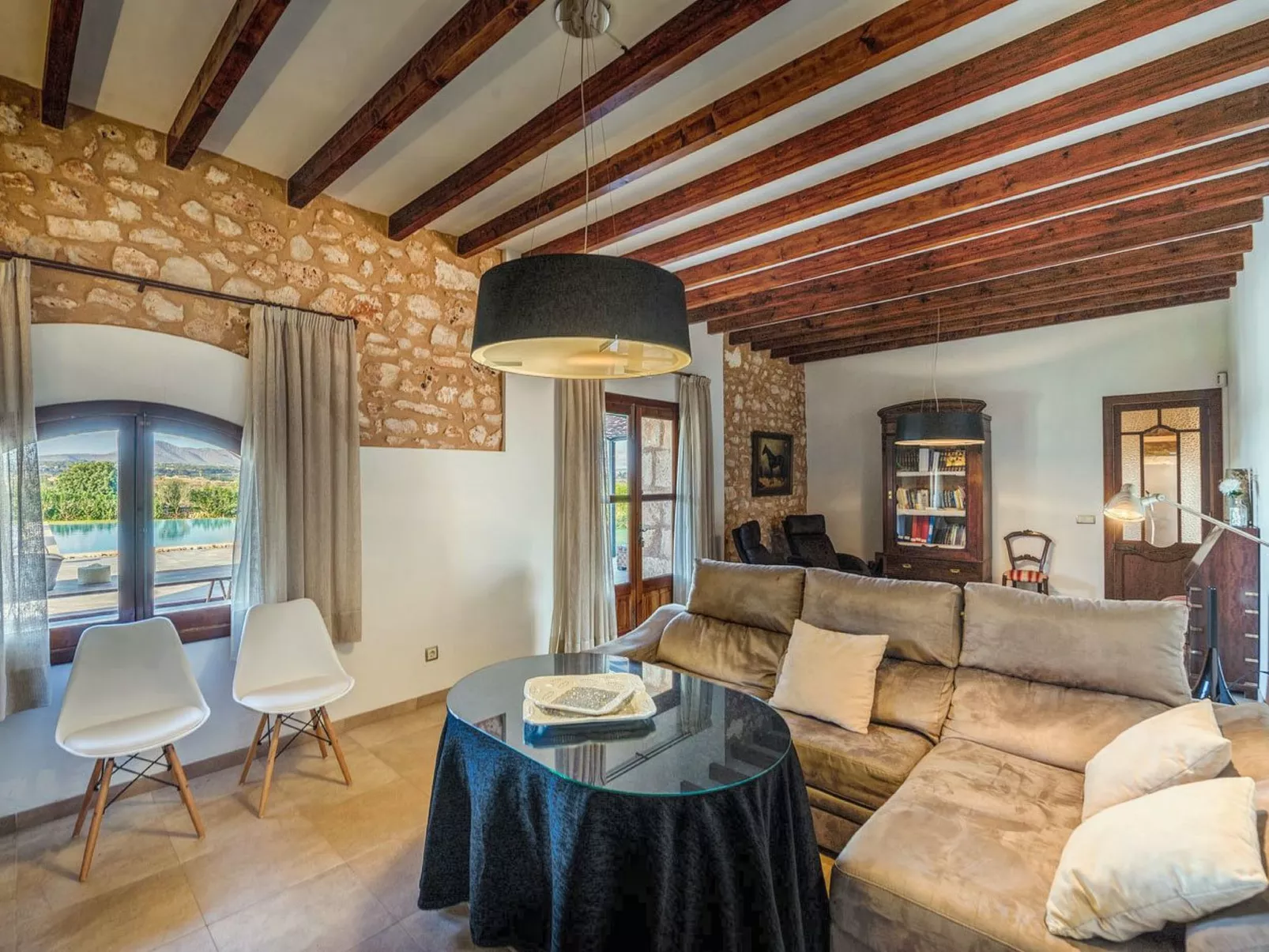 Luxuriöse Finca im modernen Stil mit Pool und Klimaanlage-Image-tags.info