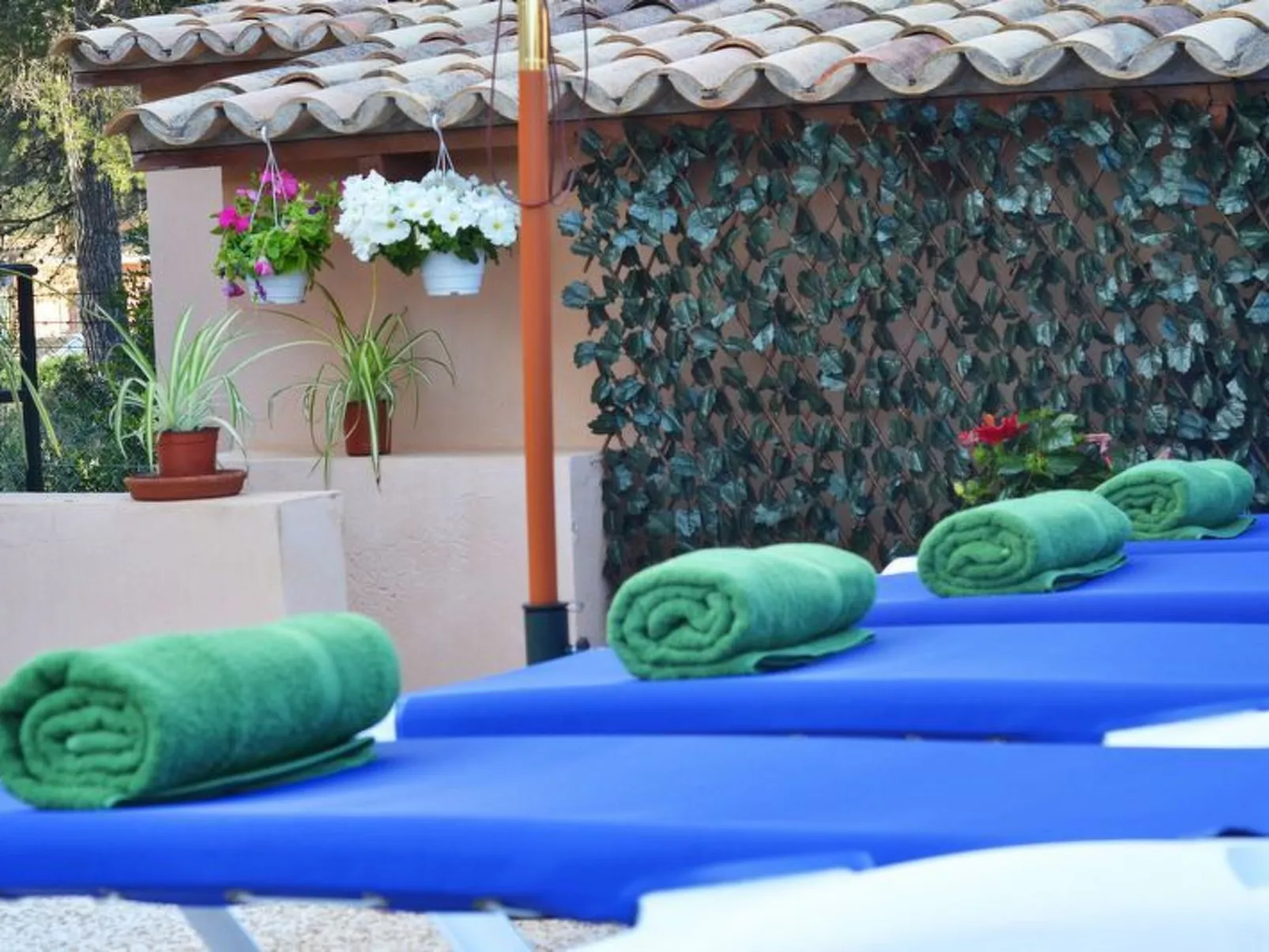 Schöne Villa mit Pool und Garten-Image-tags.info