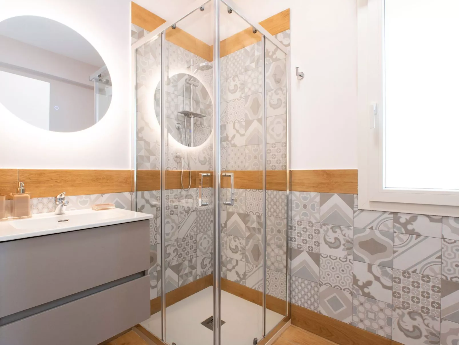 Villa mit Panoramablick auf das Meer, umgeben von der Natur-Binnen