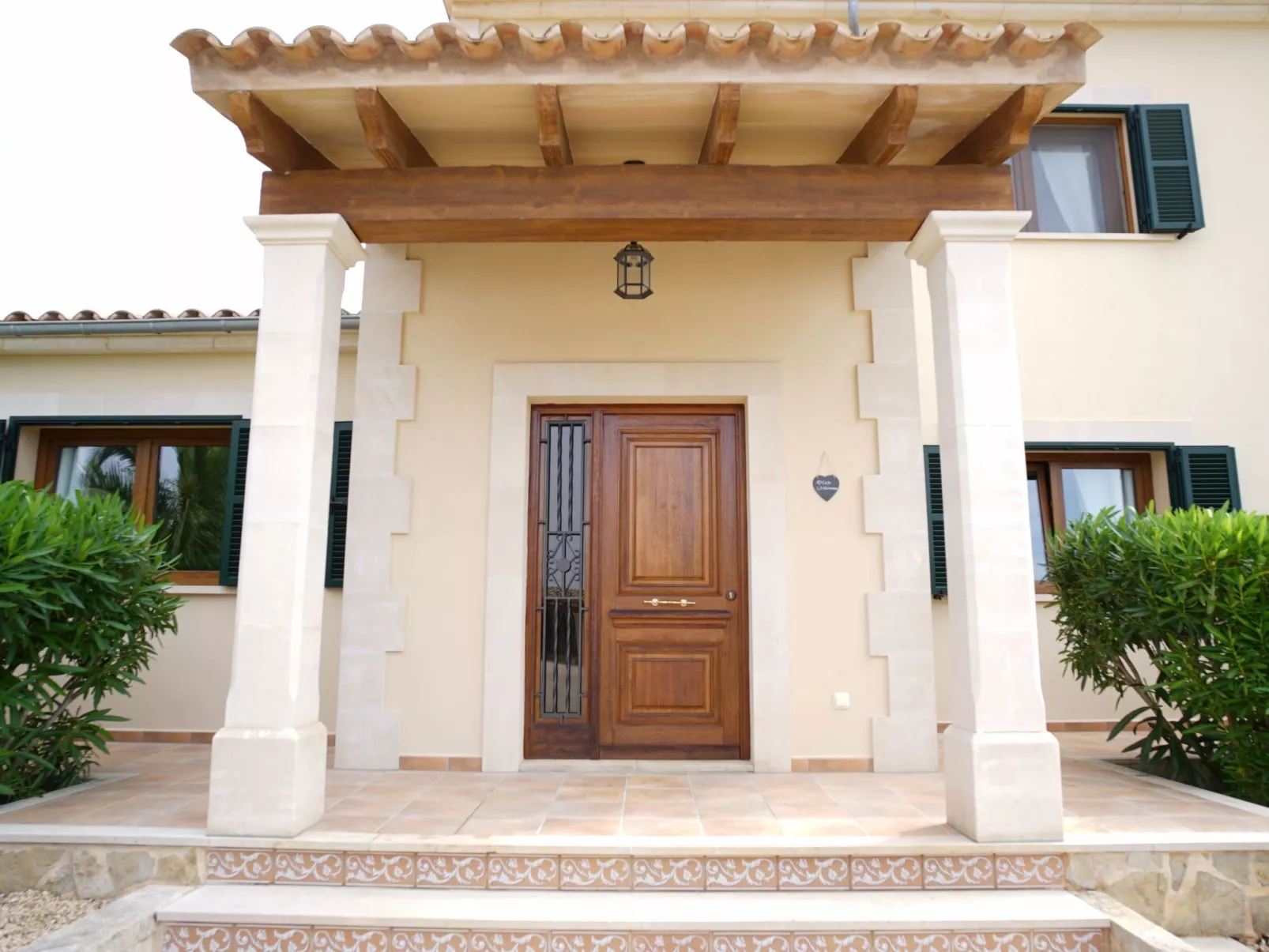 Nettes Ferienhaus in Llucmajor mit Großer Terrasse-Buiten