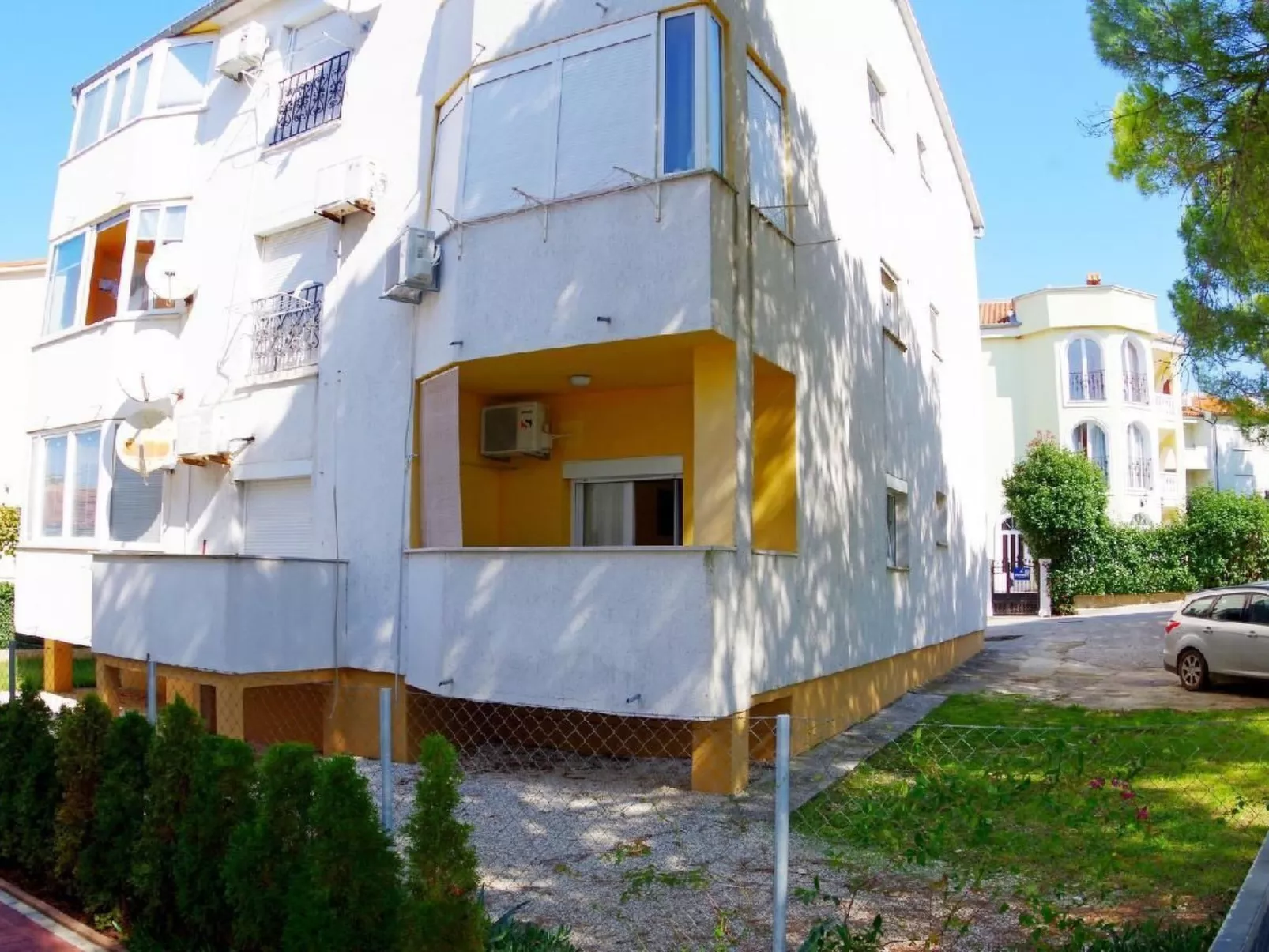 Schönes Apartment, privater Parkplatz und Strand in der Nähe-Buiten