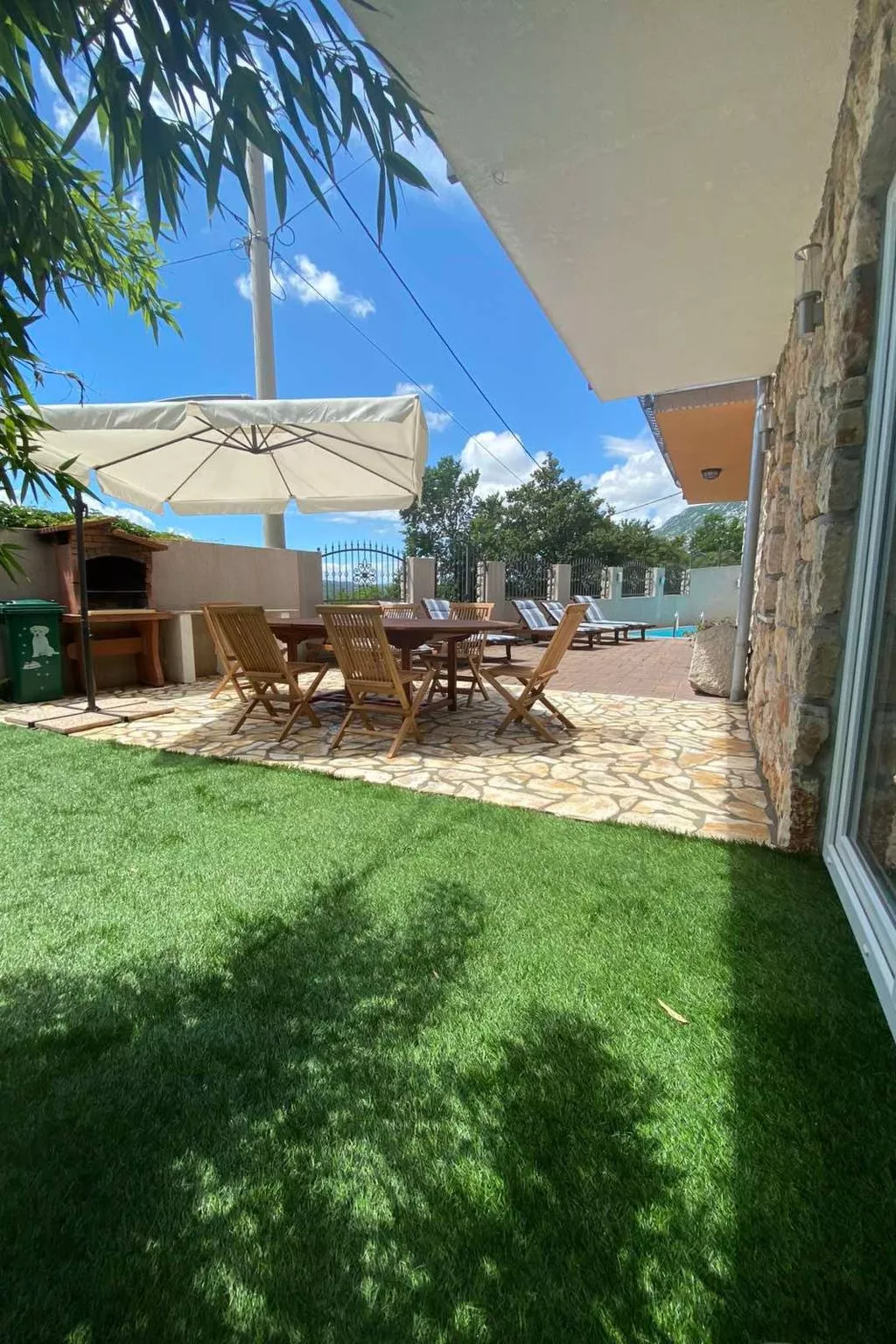 Großes Ferienhaus mit eigenem Pool und Terrasse-Buiten