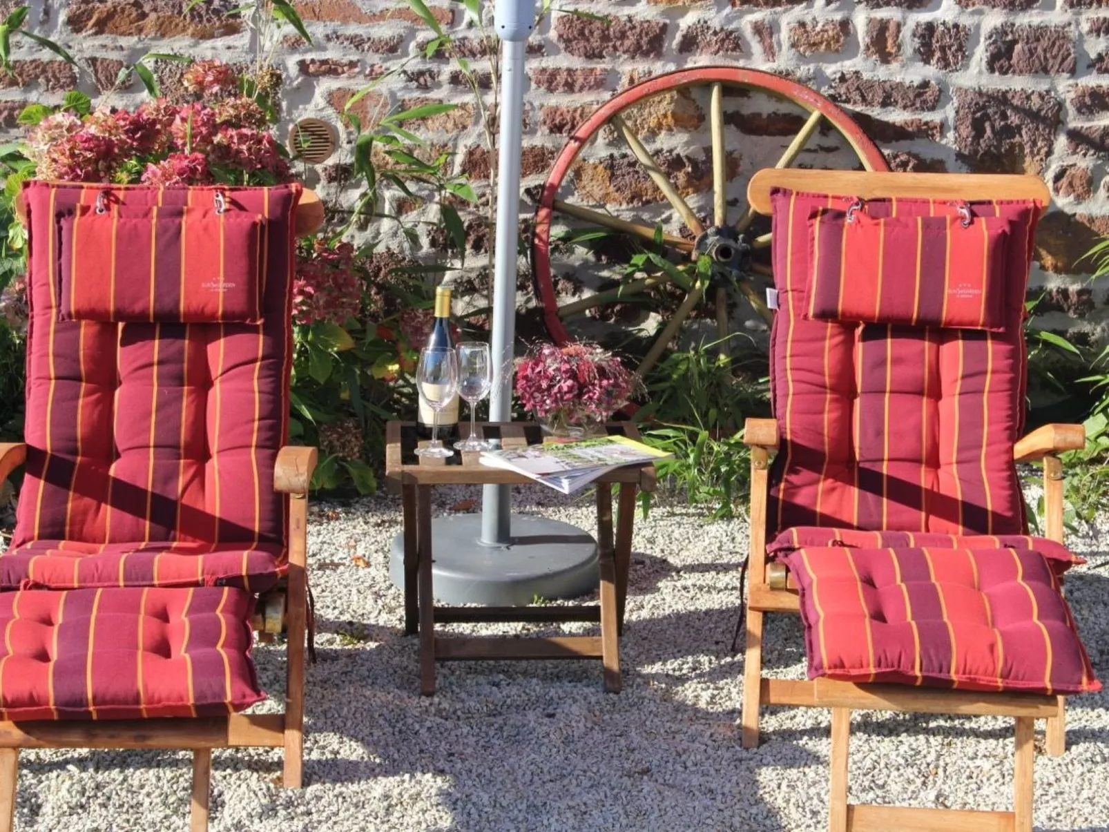 In Sourdeval Les Bois mit Garten-Buiten