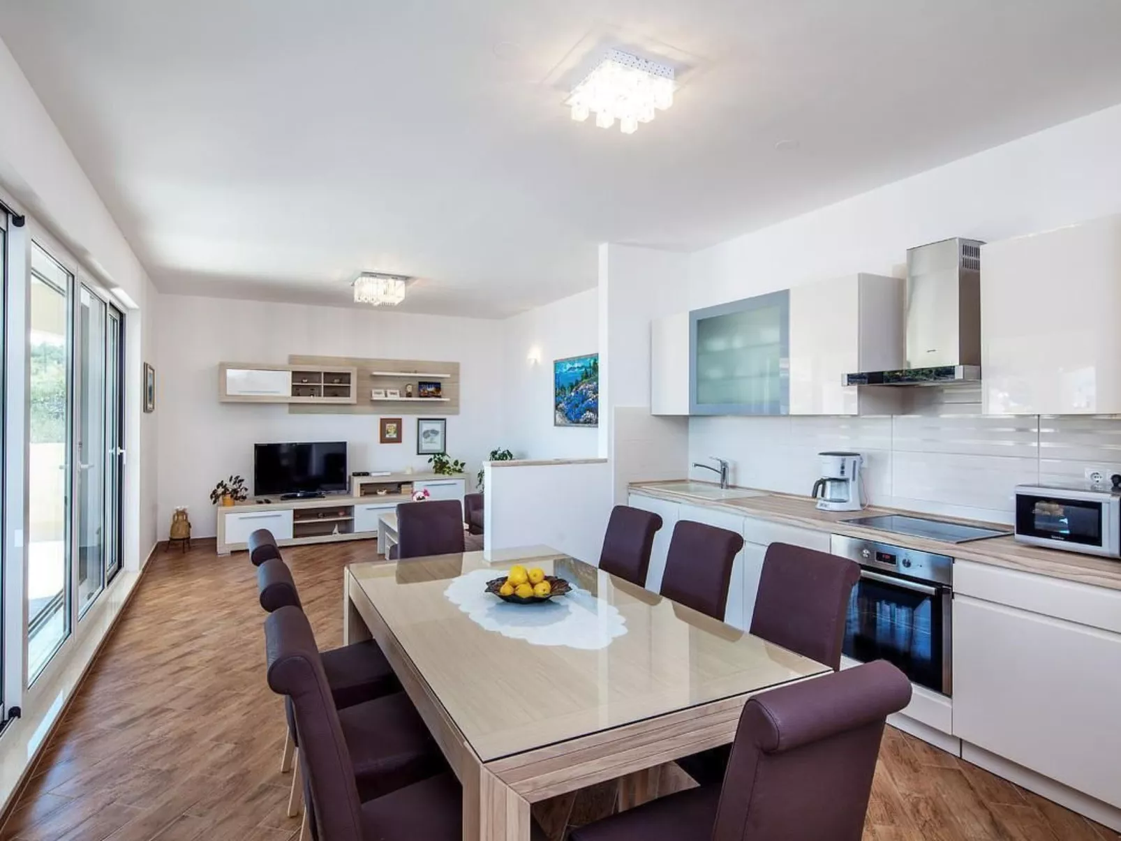 Luxuriöses Ferienhaus mit Pool direkt am Meer-Binnen