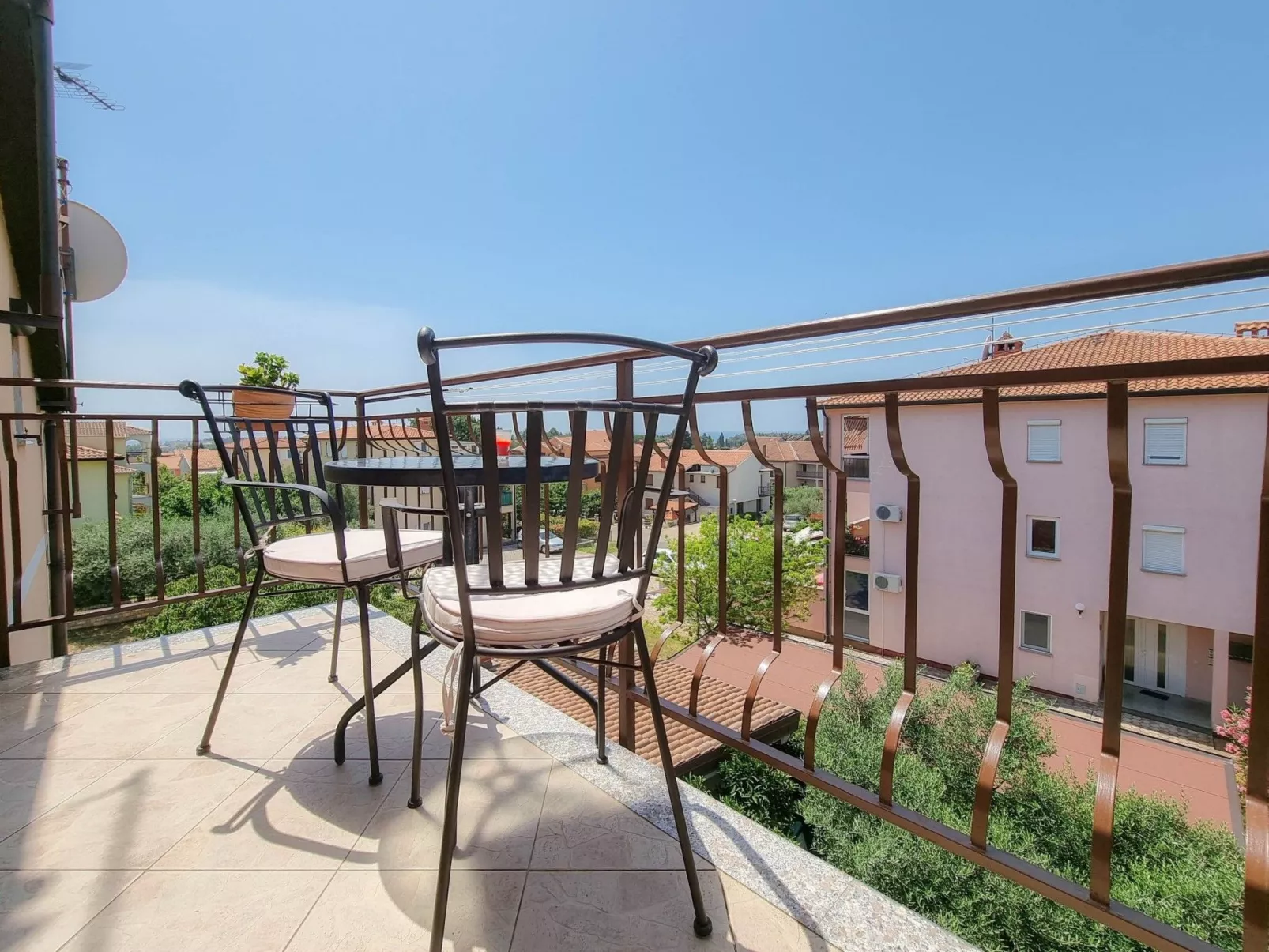 "Nina" mit Blick auf das Wasser-Image-tags.info