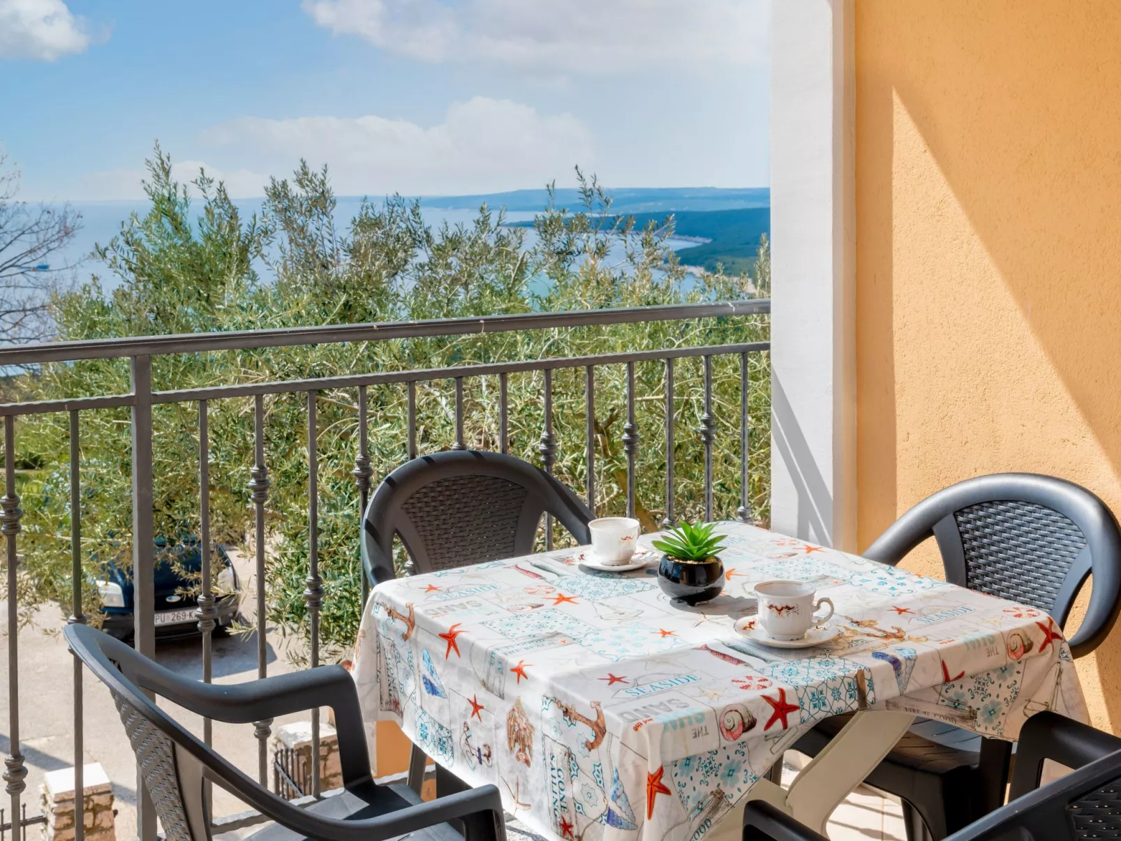 Am Südhang gelegen mit Meerblick