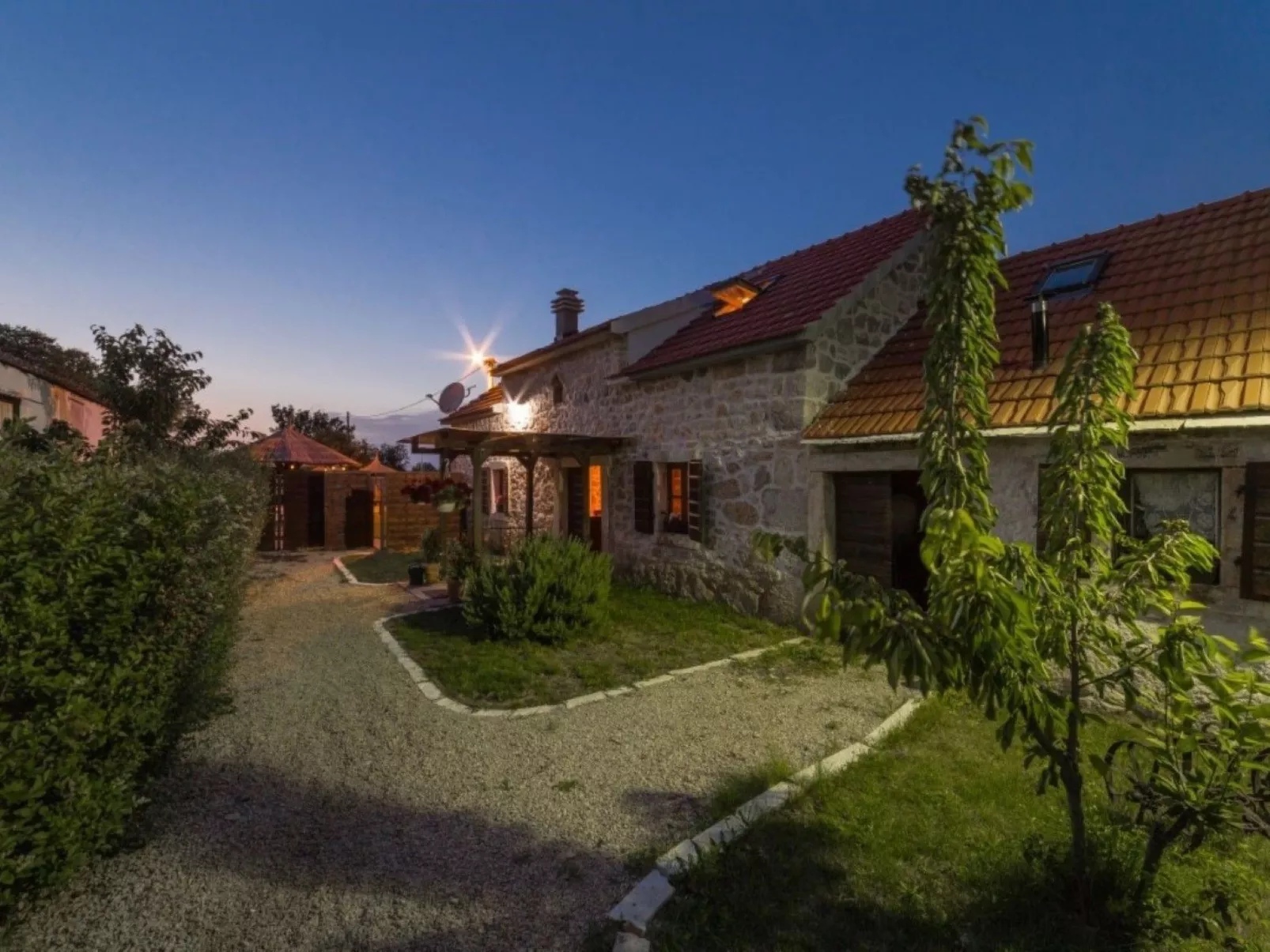 Charmante Ferienvilla Krka-Buiten