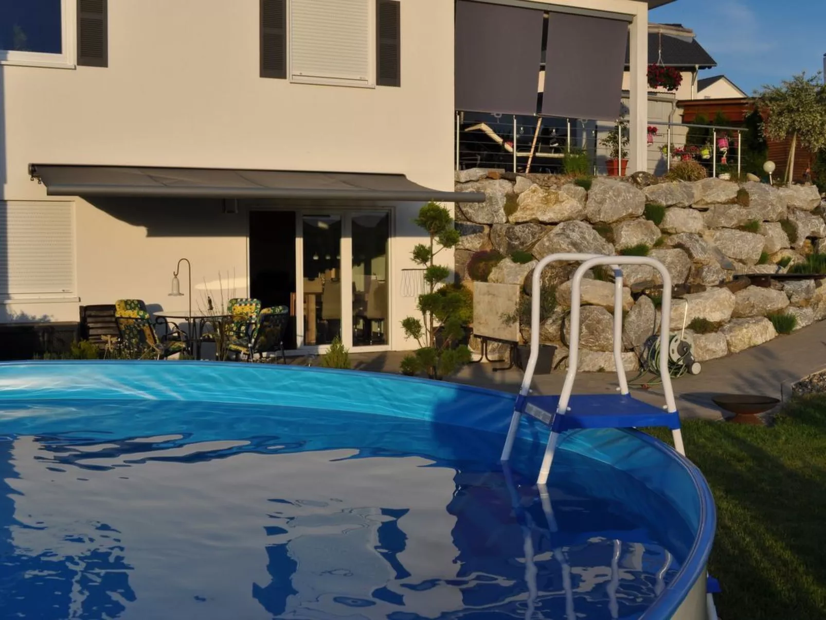 Wohnung mit großer Gartenterrasse und Ausblick-Buiten