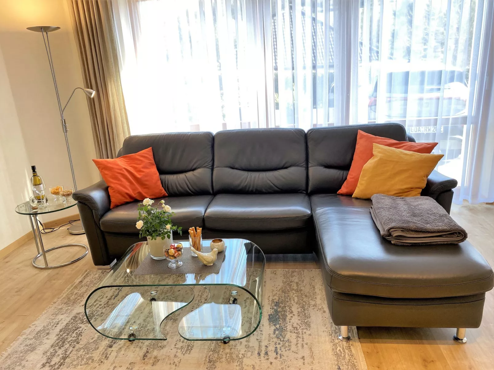 Mit Parkplatz und Terrasse-Binnen