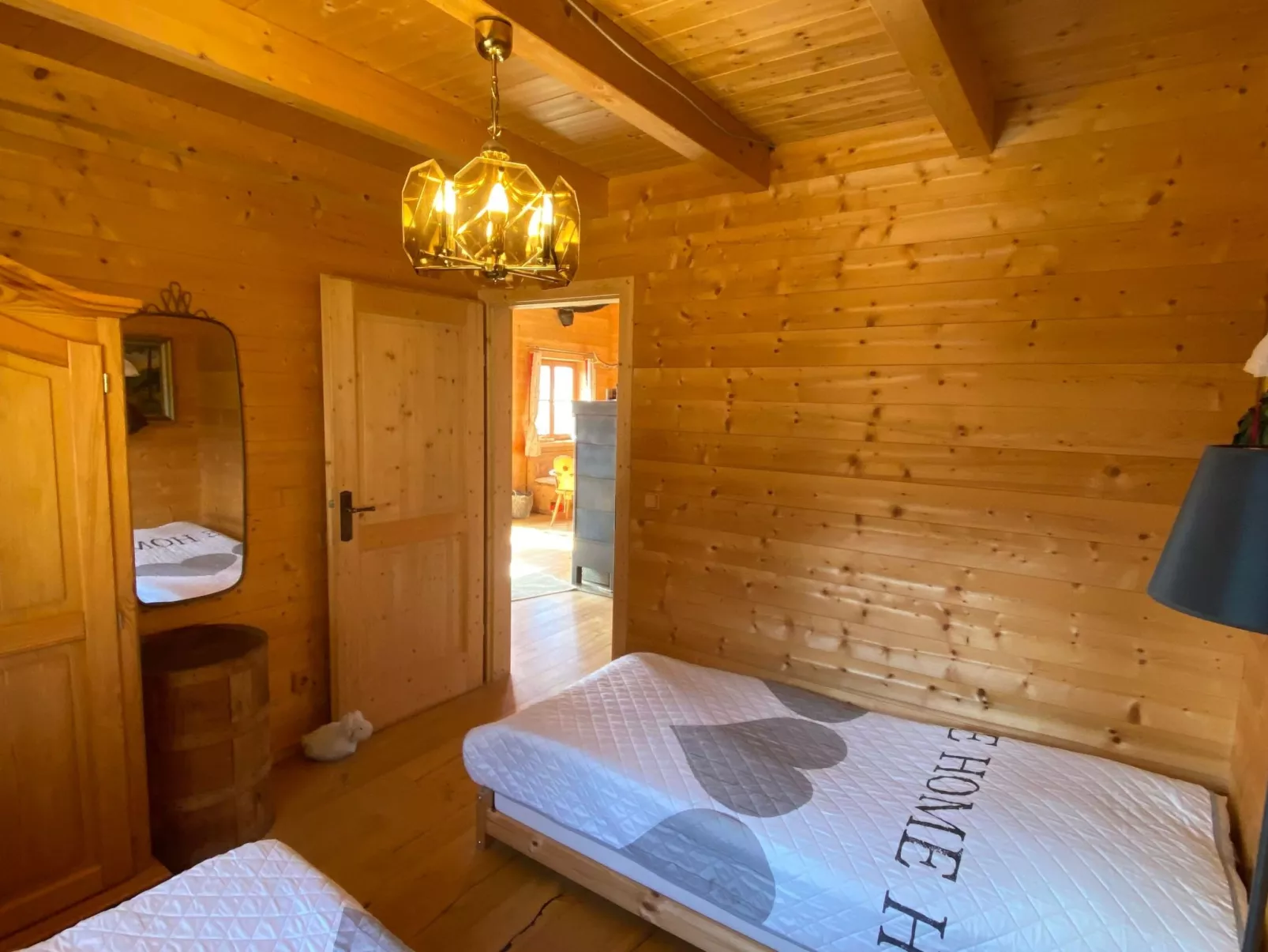 Berghütte mit Blick auf die Berge-Image-tags.info