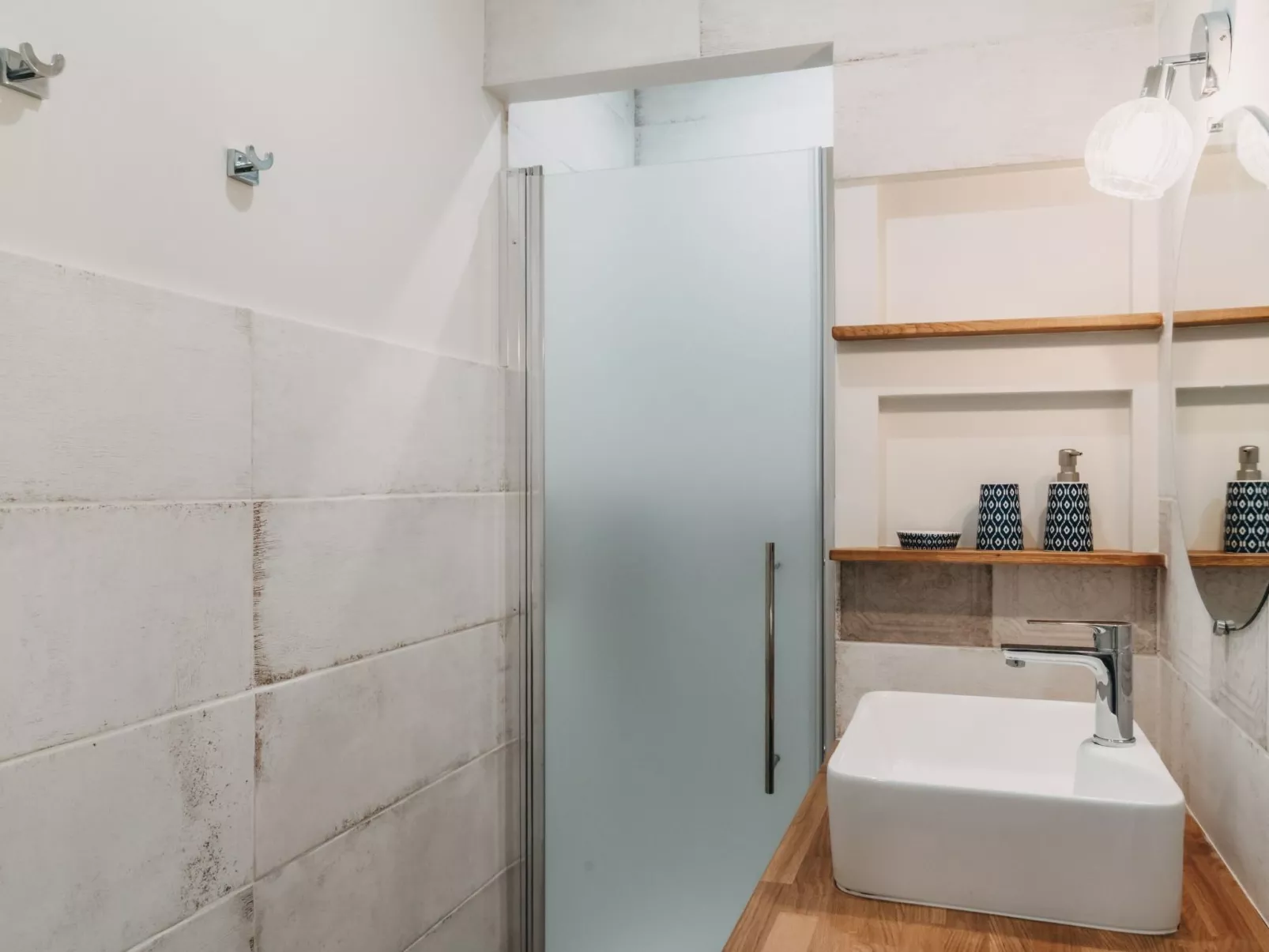 Mit Blick auf das Wasser-Binnen