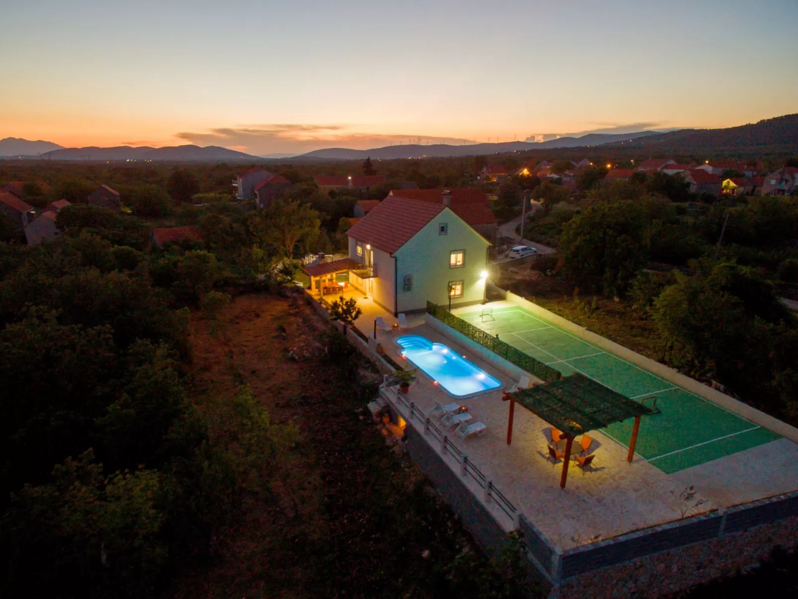 In Opanci mit beheiztem Pool, Parkplatz-Buiten