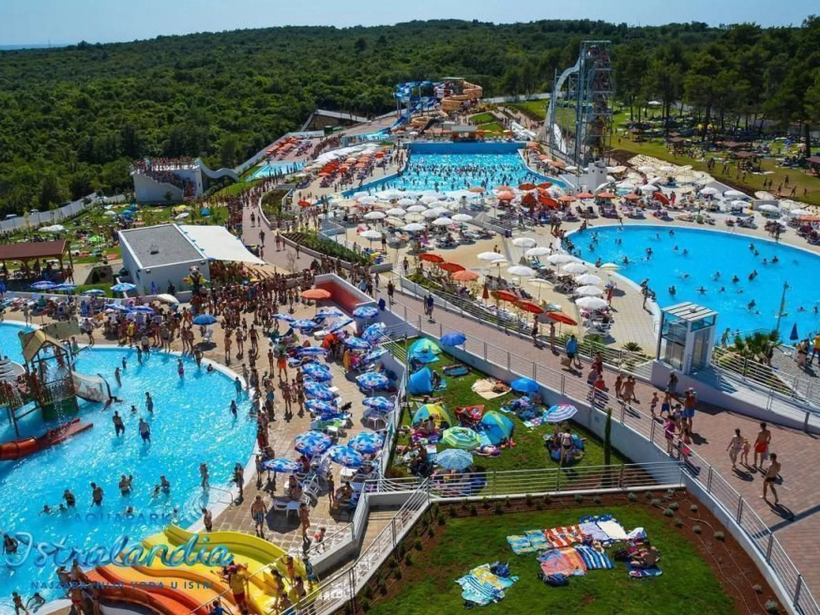 Luxuriöse Villa mit Schwimmbad und großem Garten-Buiten