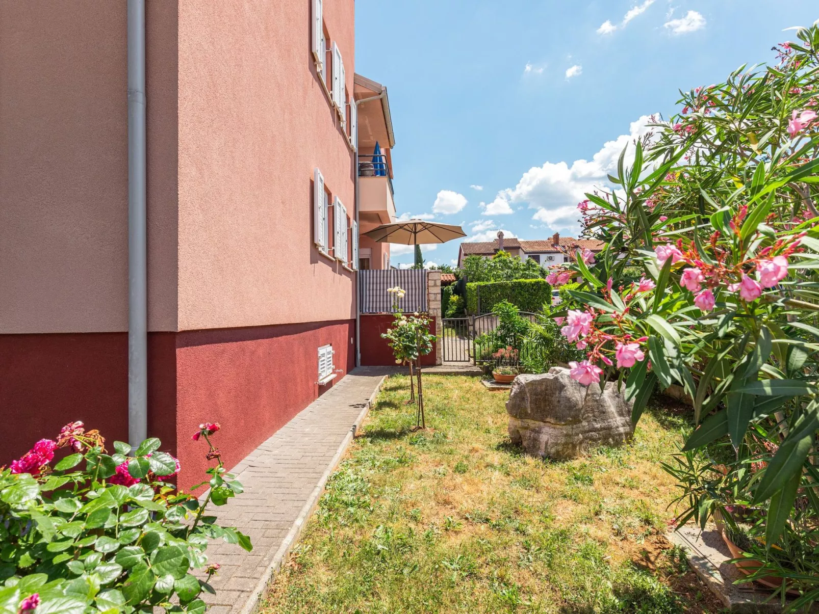 Strandnahe Ferienwohnung mit großem Garten-Buiten