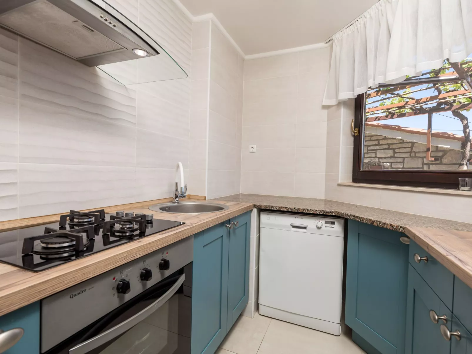 Mit großem Garten und Pool-Binnen