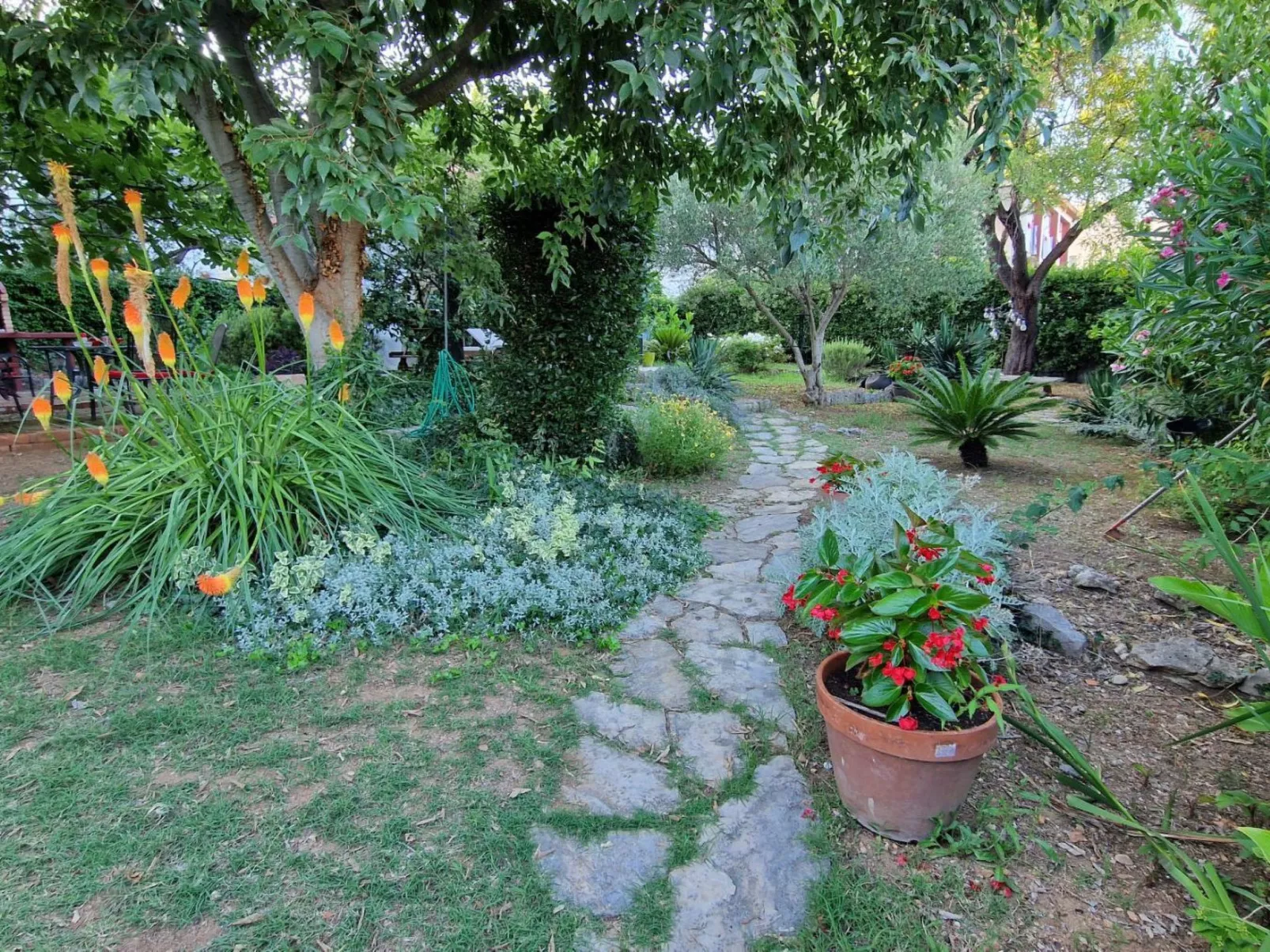 Steinhaus in Strandnähe mit Whirlpool-Buiten