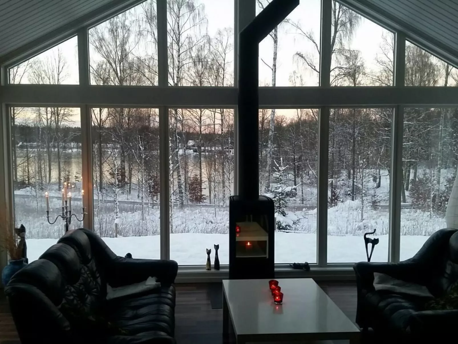 Modernes Haus mit hellem Dekor, mit Blick auf den See-Binnen