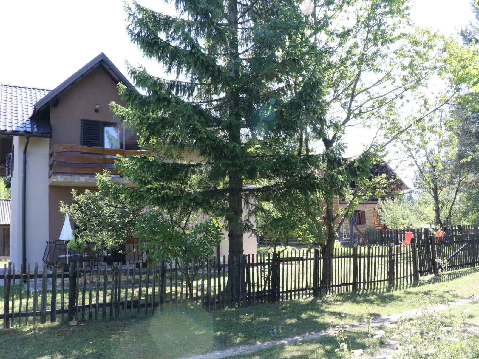 Mit Garten, Grill und Terrasse-Buiten