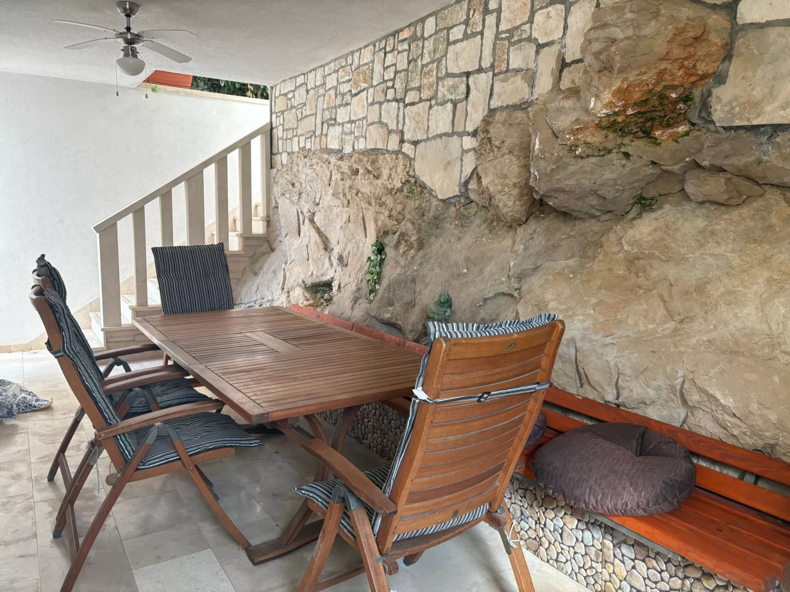 In Povlja mit gemeinschaftlichem Parkplatz-Buiten