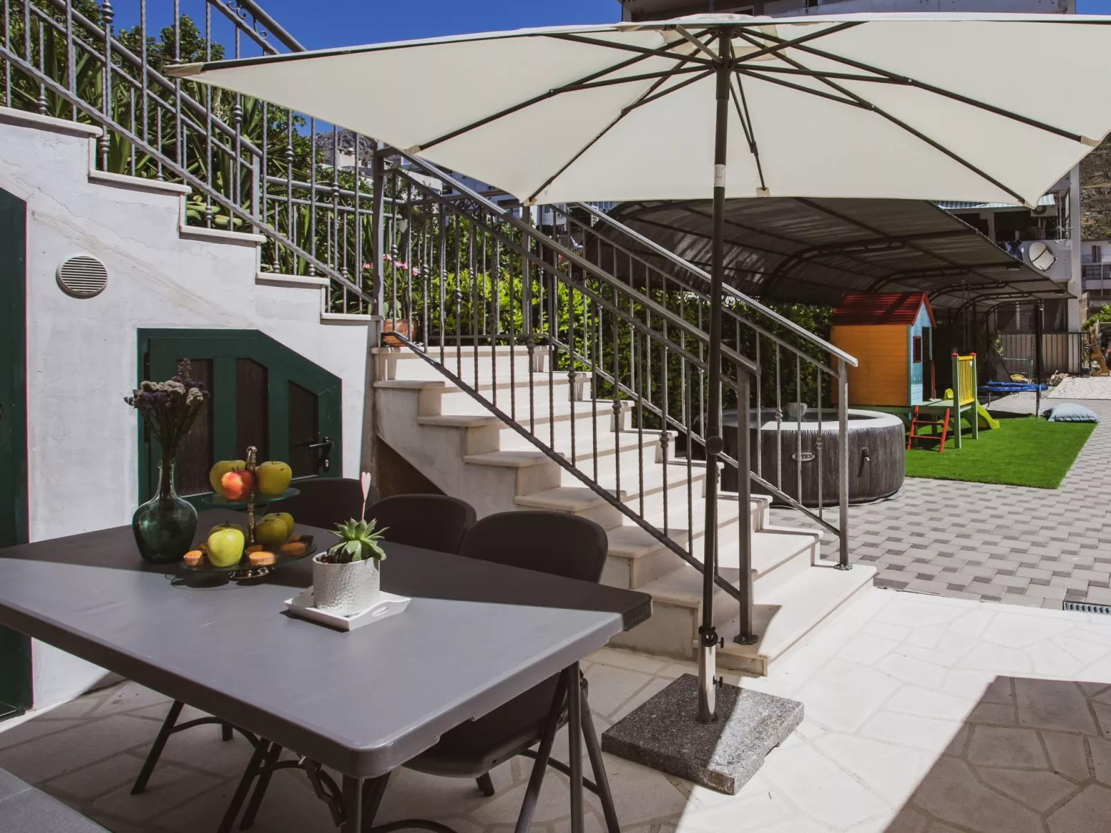 Luxuriöses Ferienhaus Lucija mit Jacuzzi-Buiten