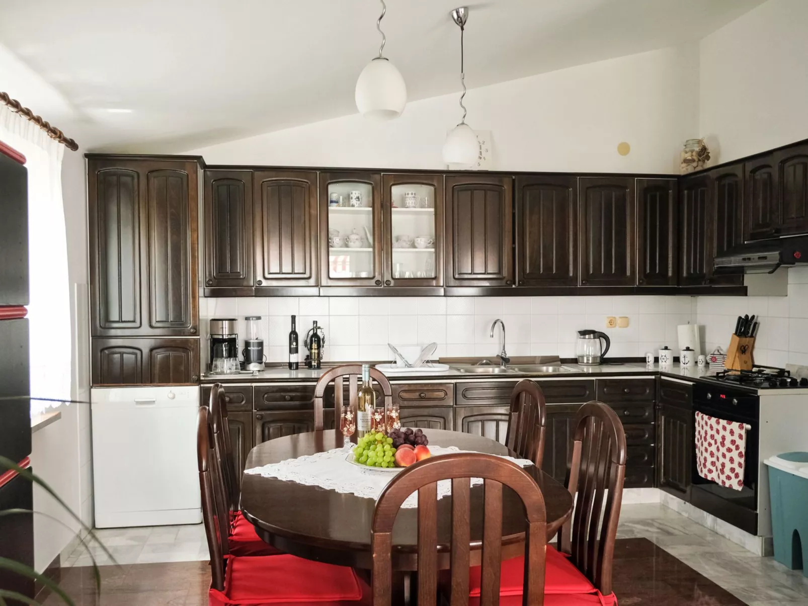 Große Ferienwohnung in Duće mit Privatem Balkon und Meerblick-Binnen