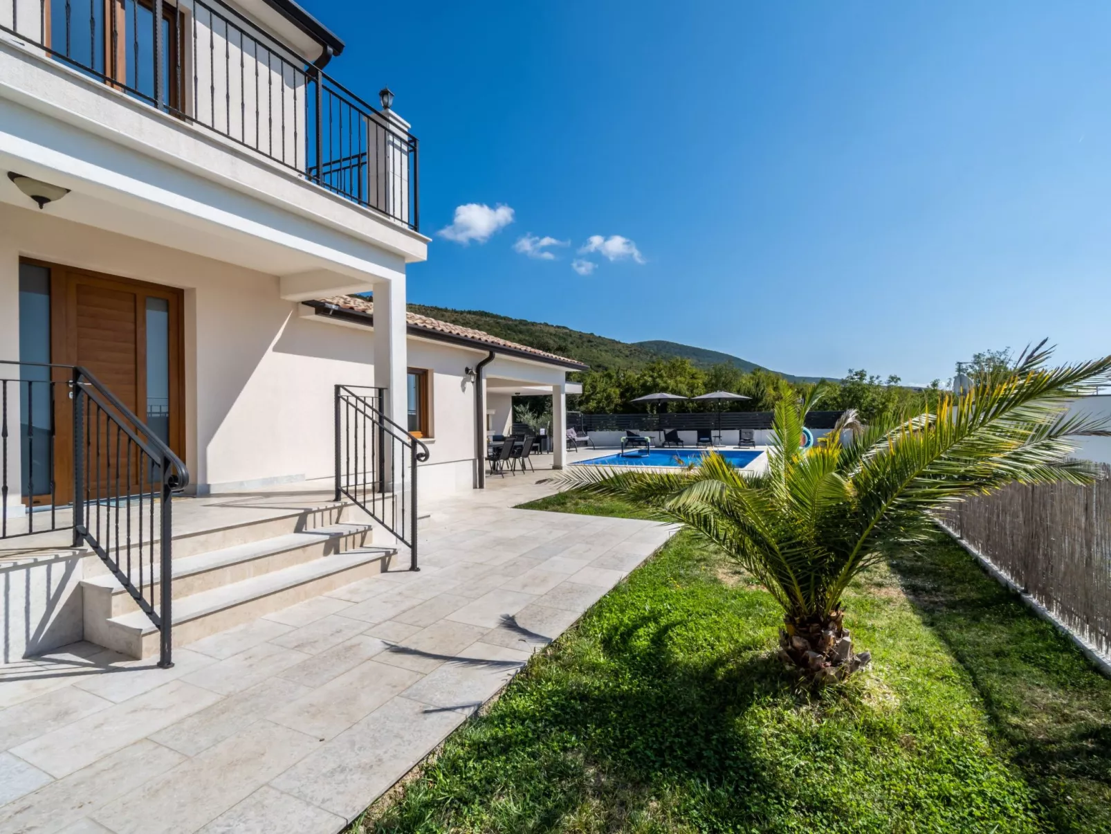 Elegantes Escape mit Pool und Panoramablick-Buiten