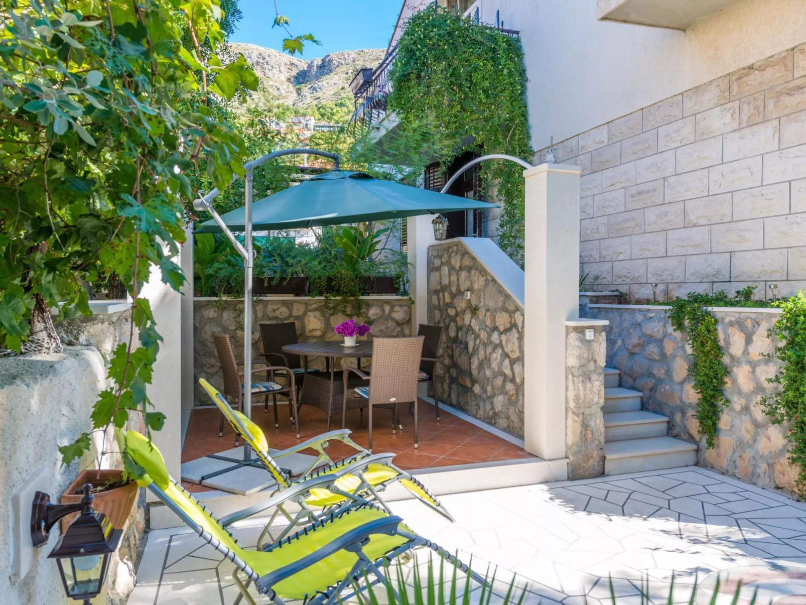 Ivona mit Terrasse und Außendusche-Buiten