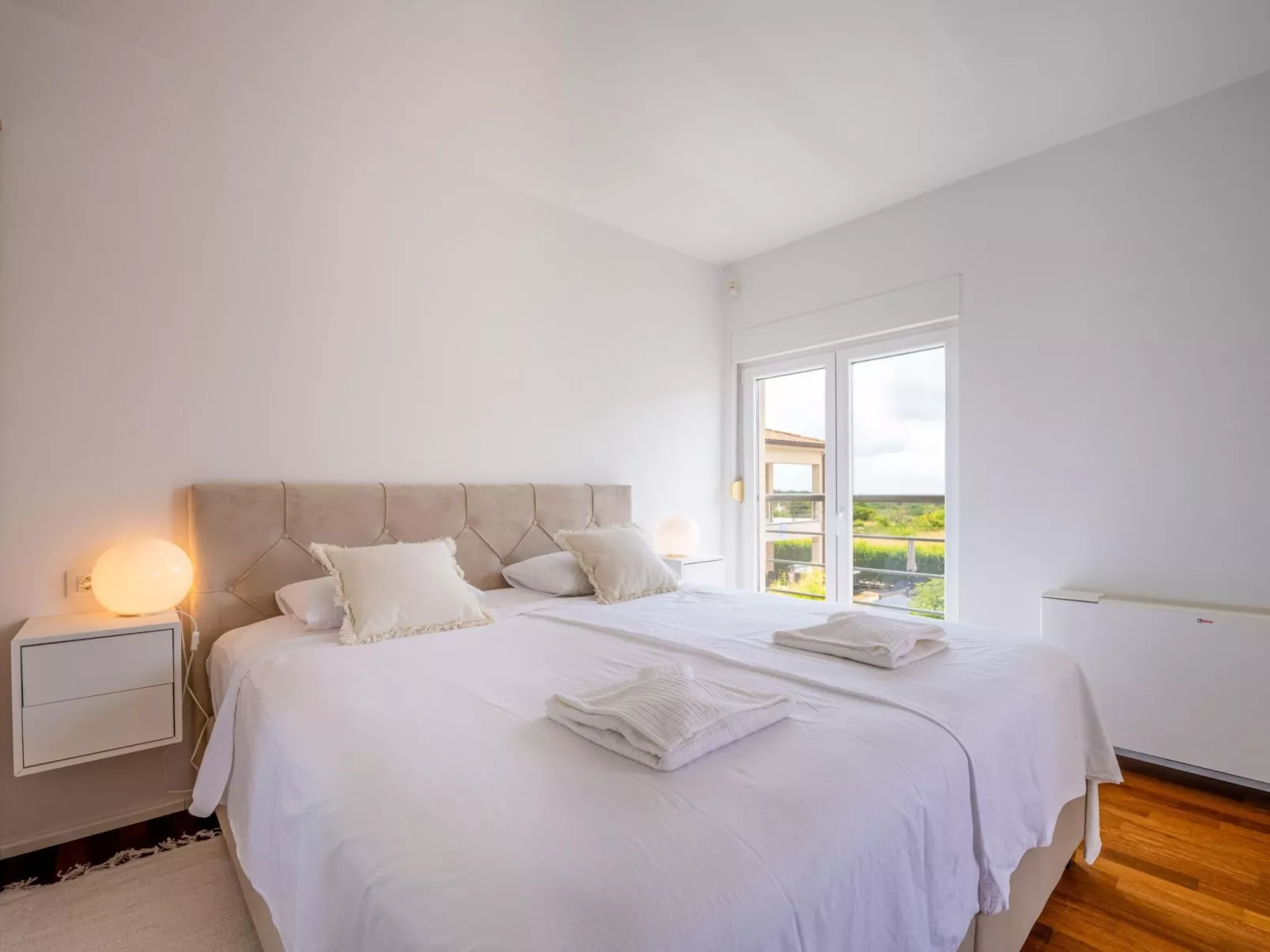 4 Schlafzimmer, 3 Badezimmer, Küche, Wohnzimmer, privater Pool, Grill-Binnen