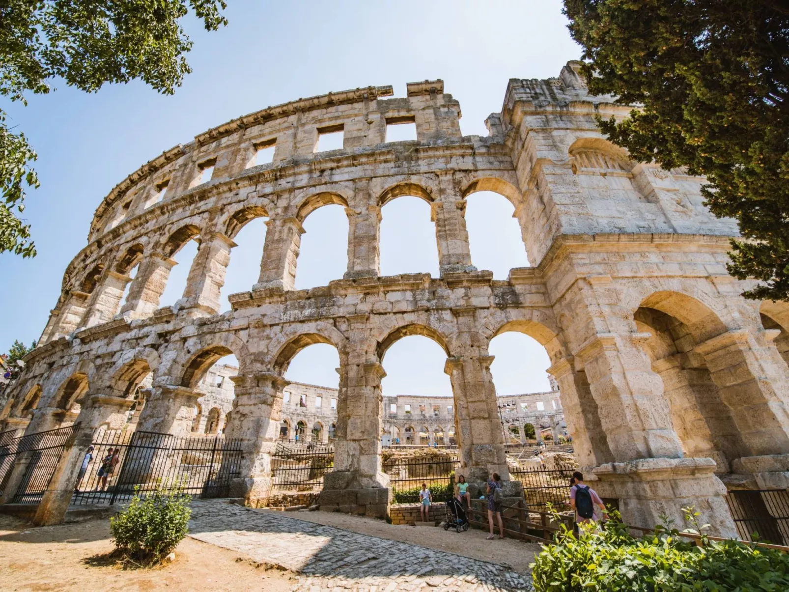 In Vintijan mit Privatem Pool-Buiten
