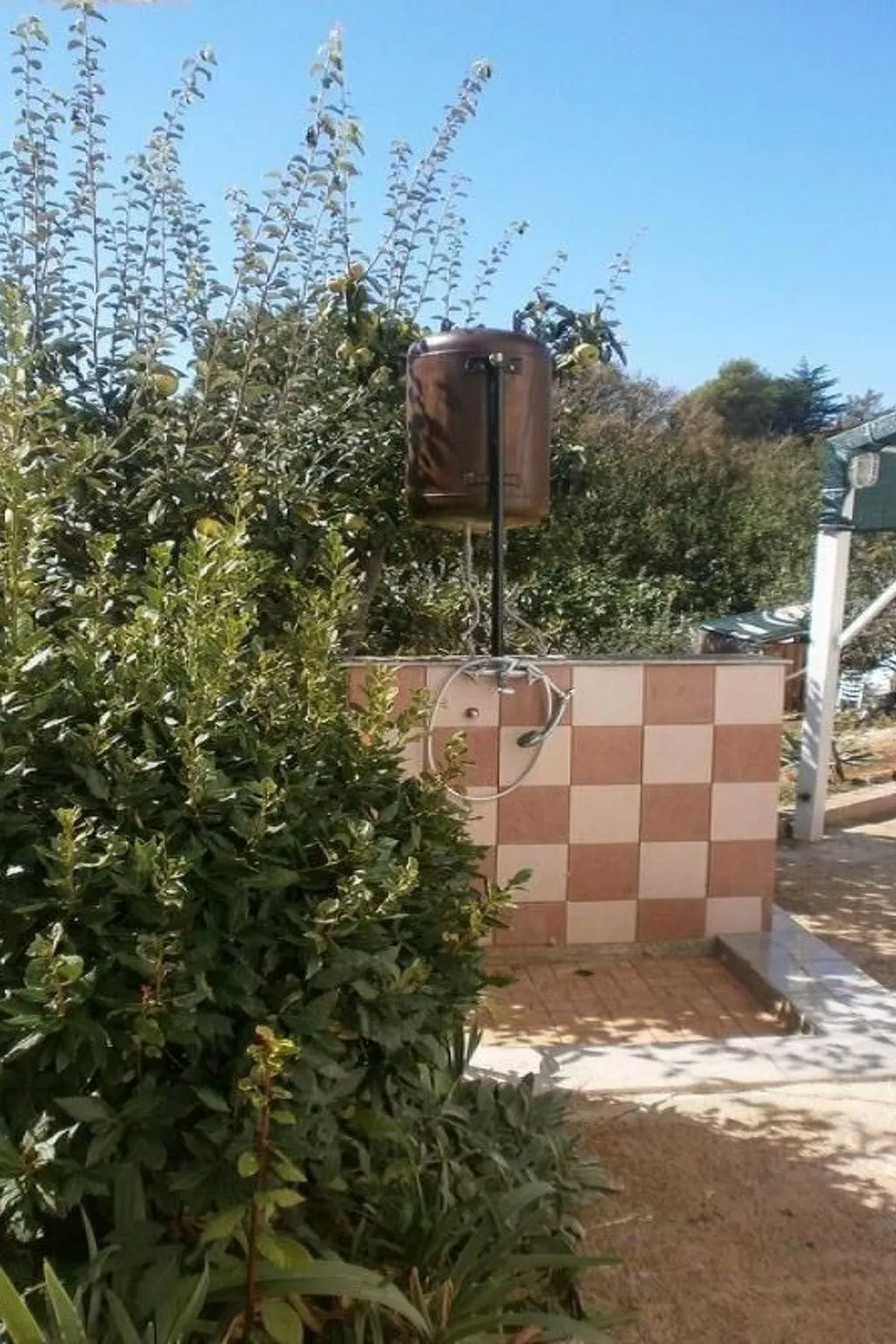 Apartment mit einem kleinen Wohn- und Essbereich und Schlafzimmer-Buiten