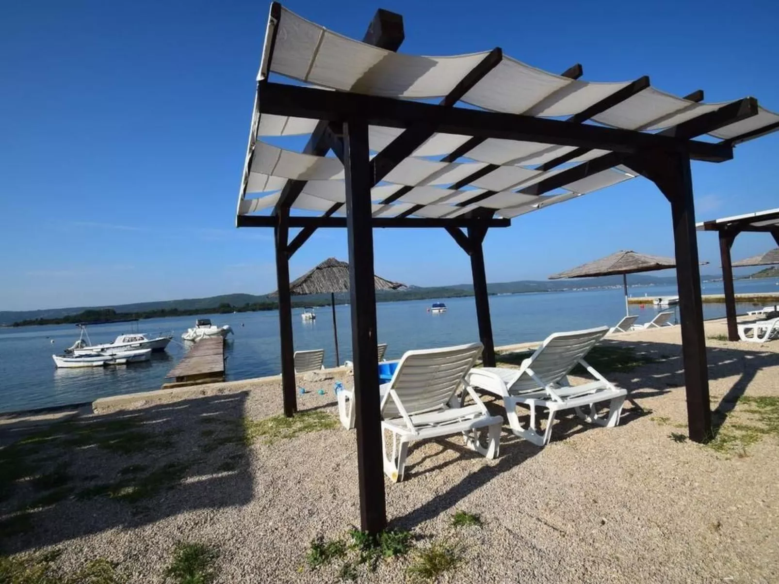 Wohnung in Turanj mit Grill-Buiten