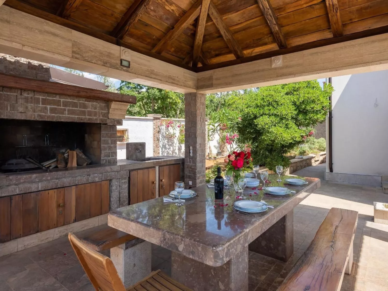 Rustikale Ferienvilla Pomalo-Buiten