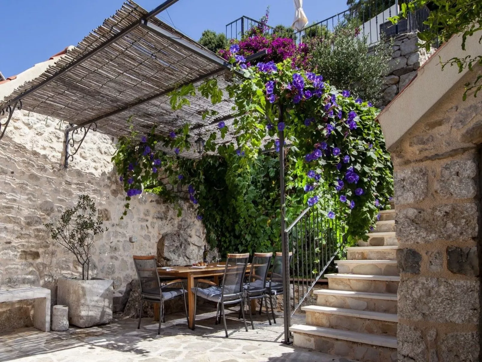 Wunderschöne Steinvilla mit tollem Ausblick-Buiten