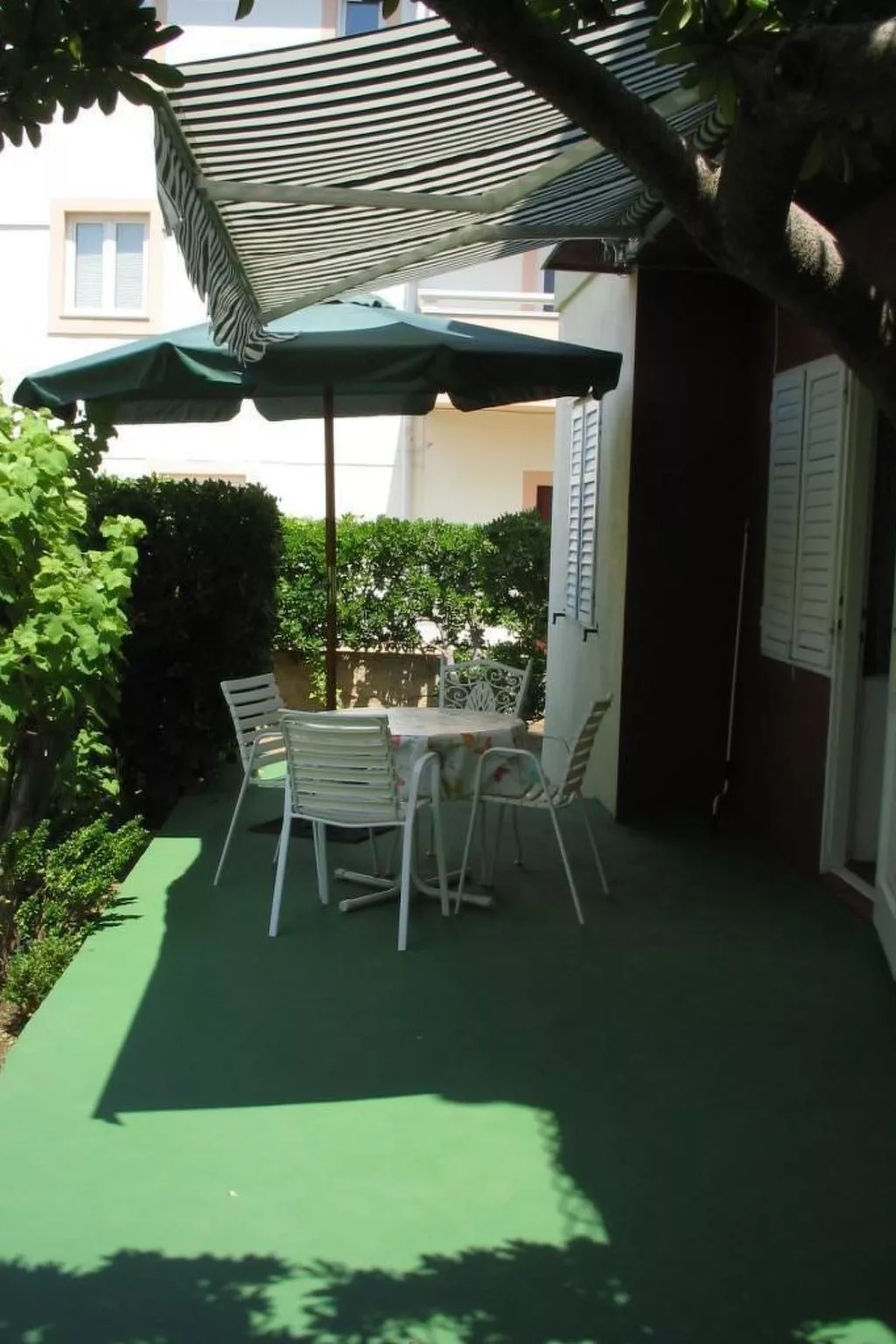 Große Ferienwohnung in Pag mit Privater Terrasse-Buiten