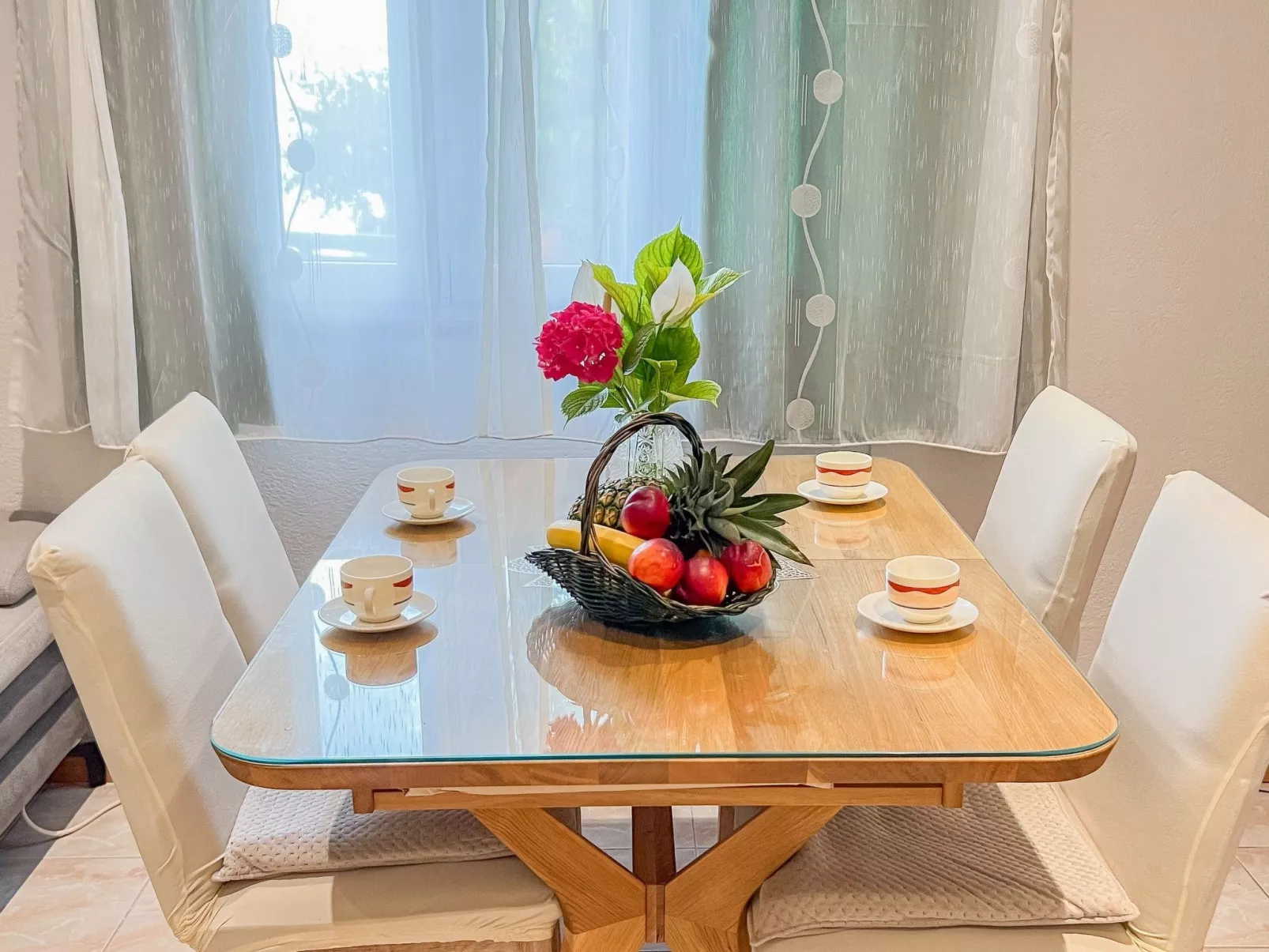 Günstiges Ferienhaus mit Pool und Meerblick-Binnen