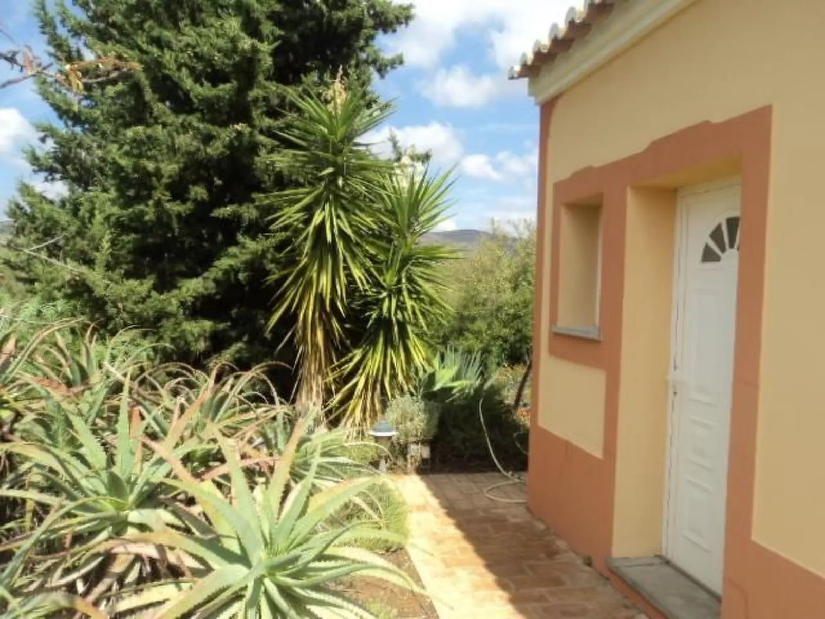 Mit Balkon, Terrasse und Außenpool-Buiten