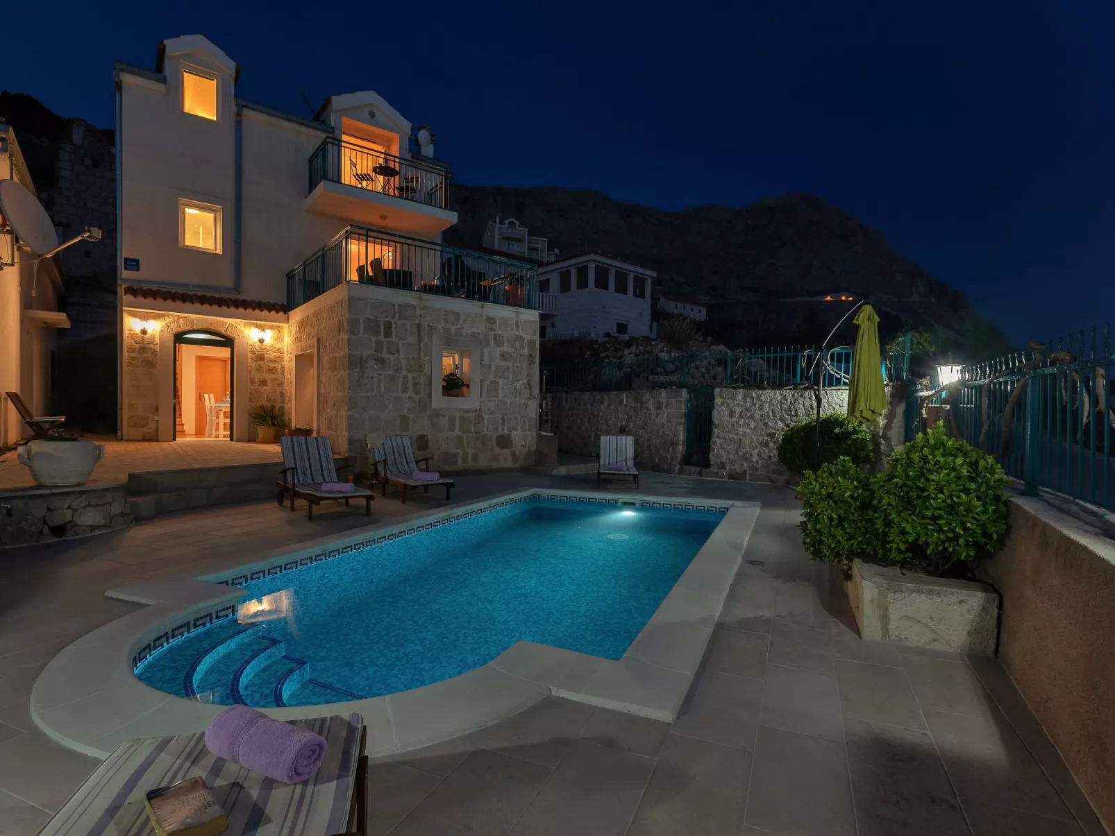 "Podgora" mit Blick auf das Wasser-Image-tags.info