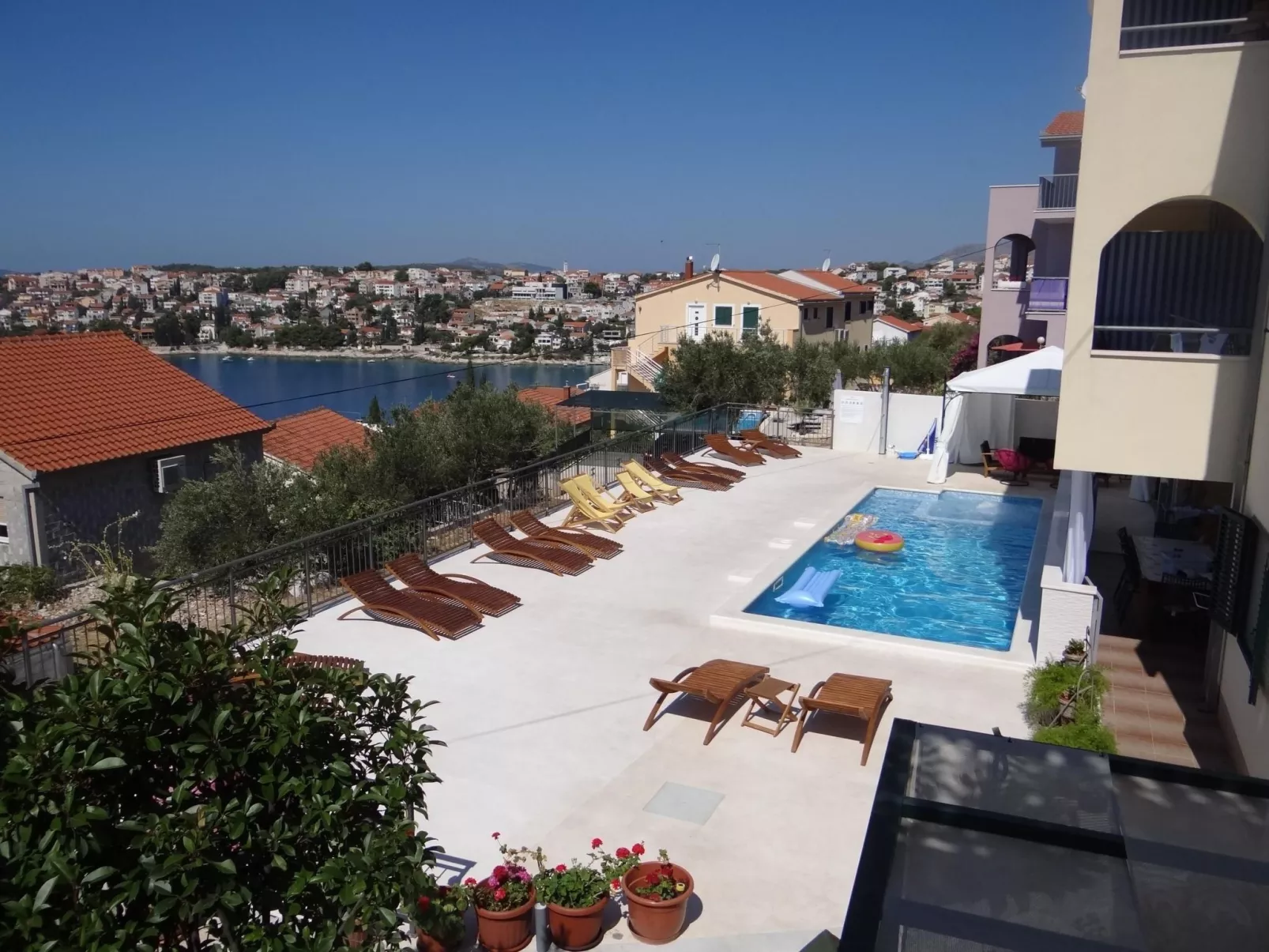 Ferienwohnung, Meerblick Terrasse beheizter Pool-Buiten