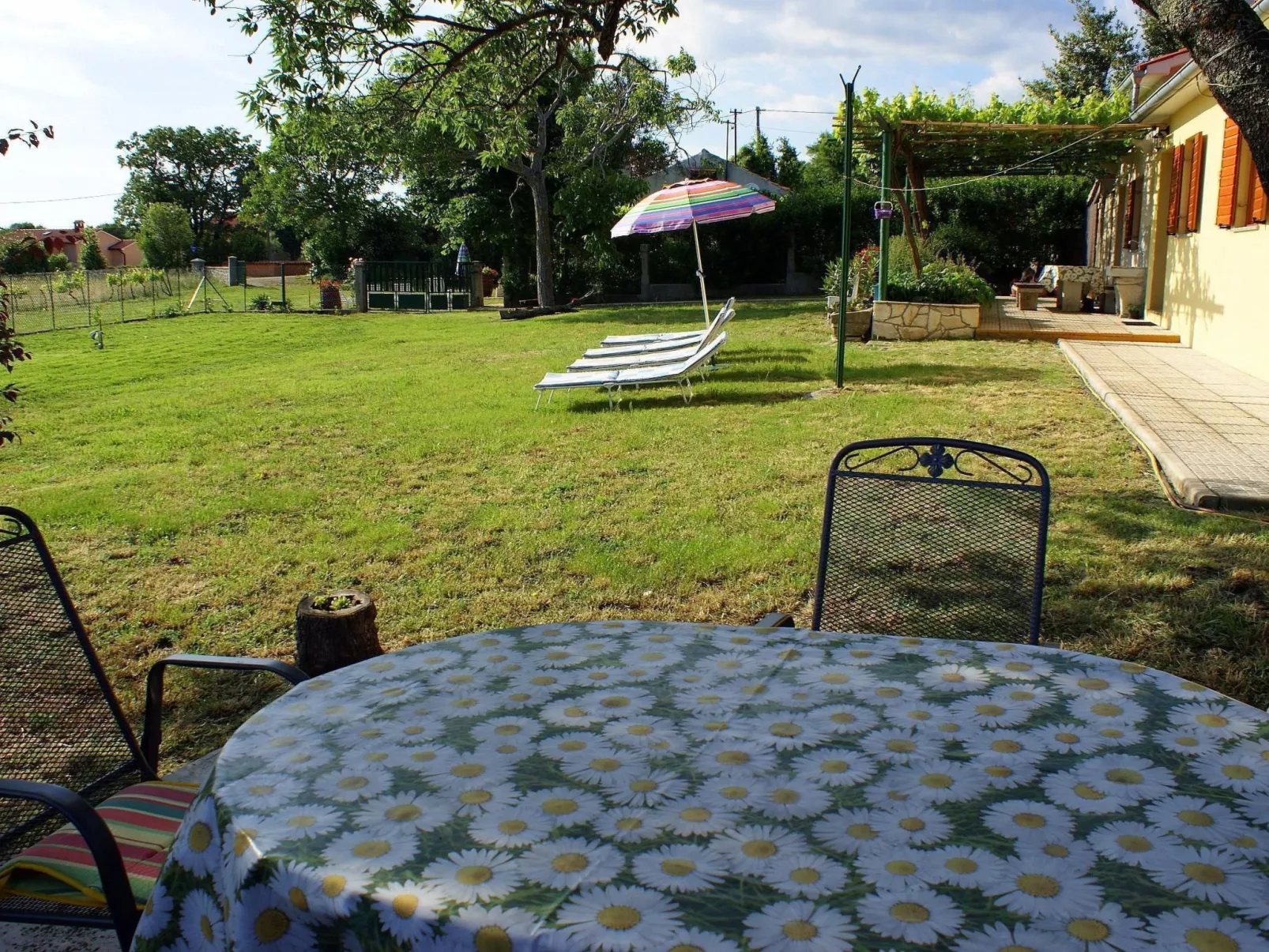 Charmantes Ferienhaus in Bartići mit Terrasse-Buiten
