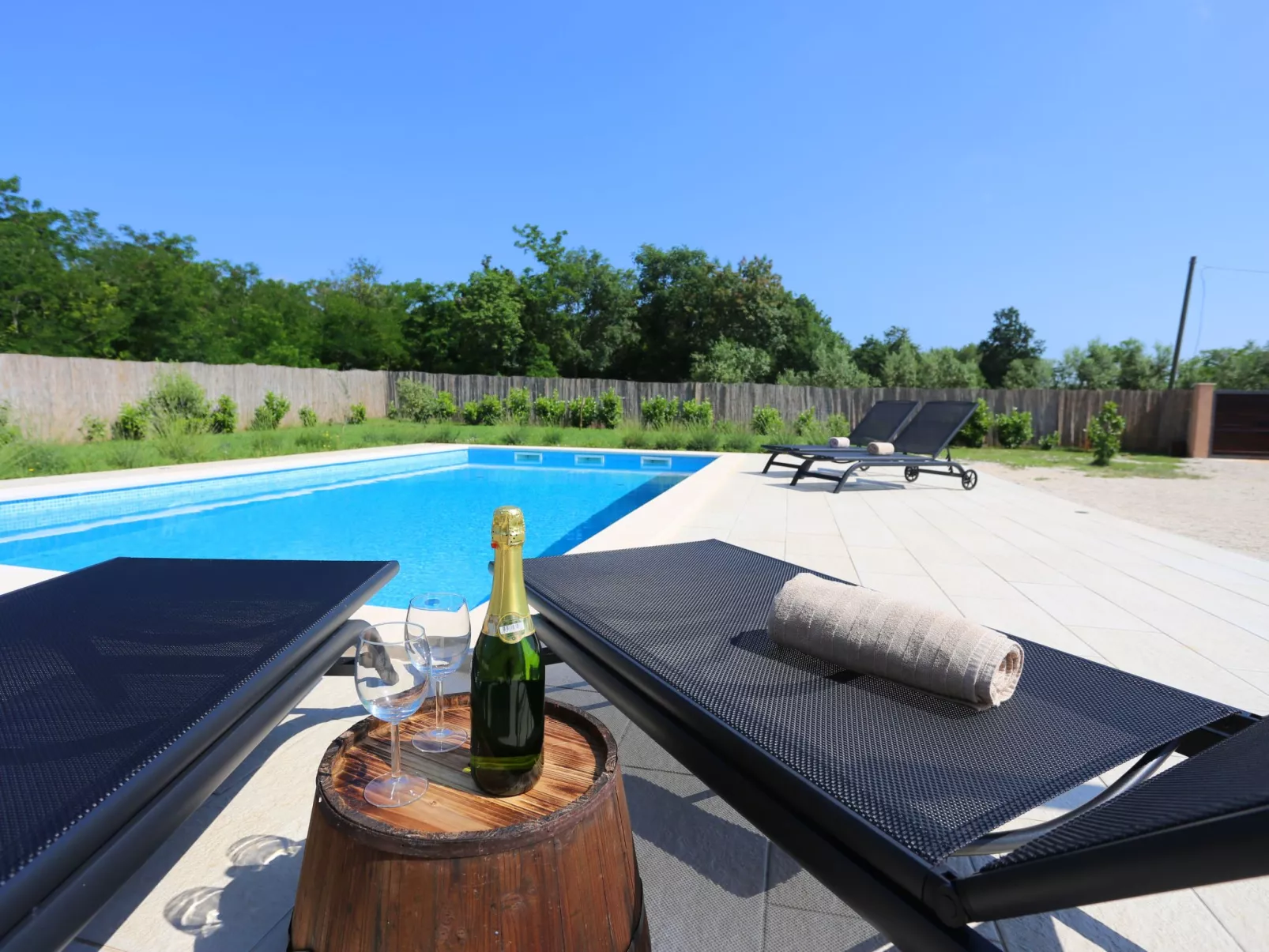 Haus Nina mit beheiztem Schwimmbad-Buiten