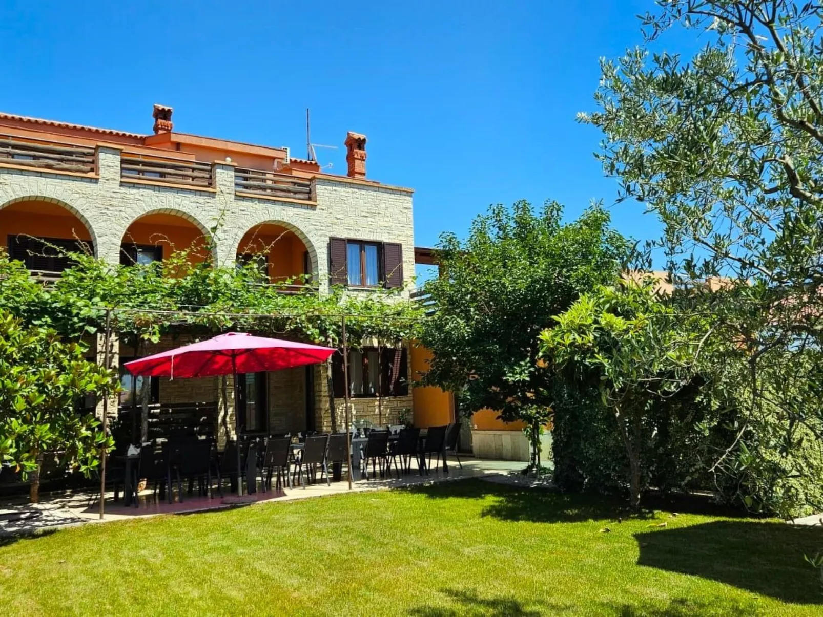 Sehr geräumige Villa mit Pool-Buiten