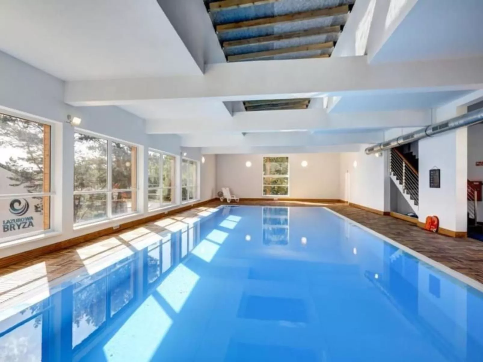 "Apartment 18B" mit Schwimmbad-Image-tags.info