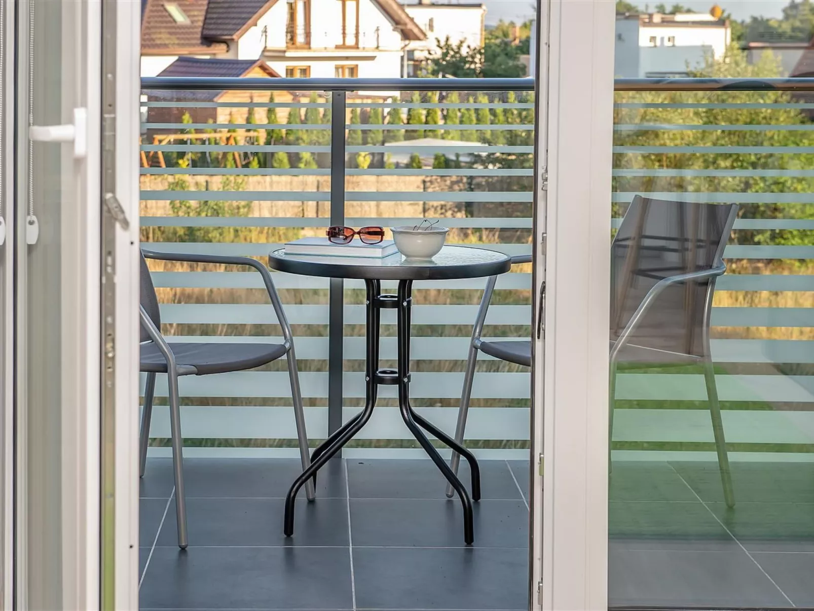 Moderne Ferienwohnung mit Balkon, nur 500 Meter von Meer und Strand entfernt-Binnen