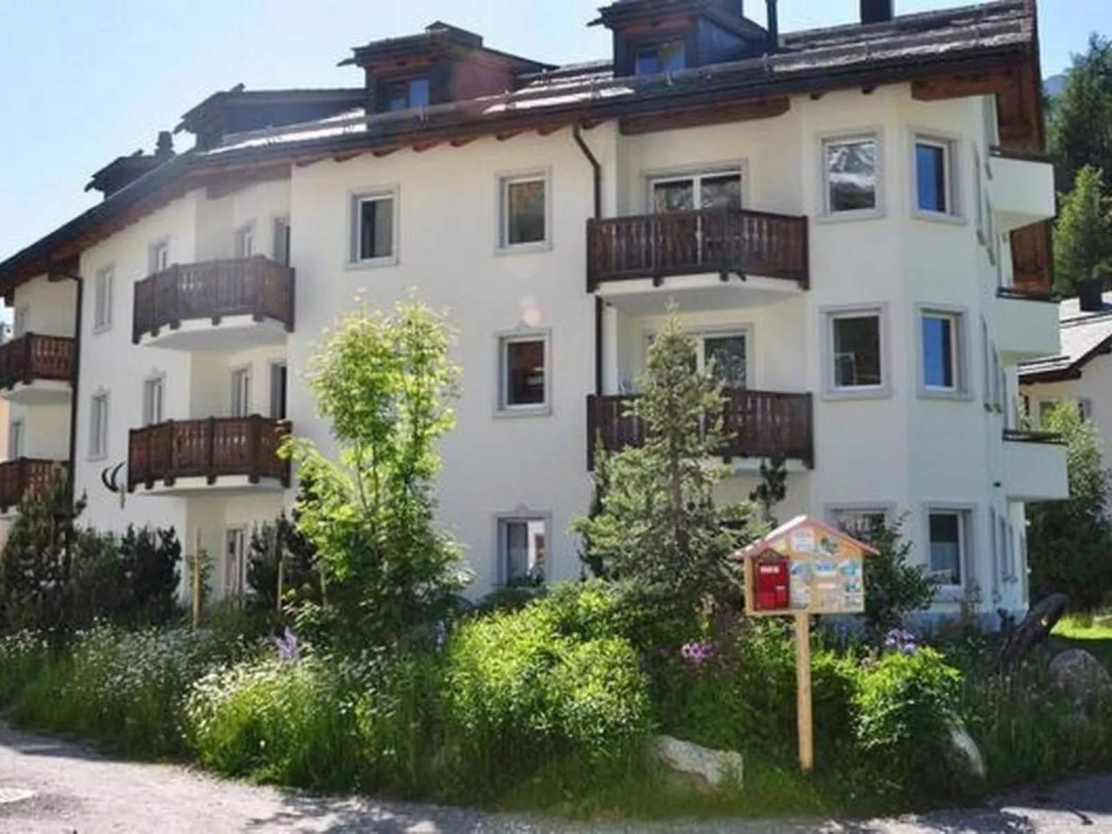 Chesa Sunasain V8-Buiten