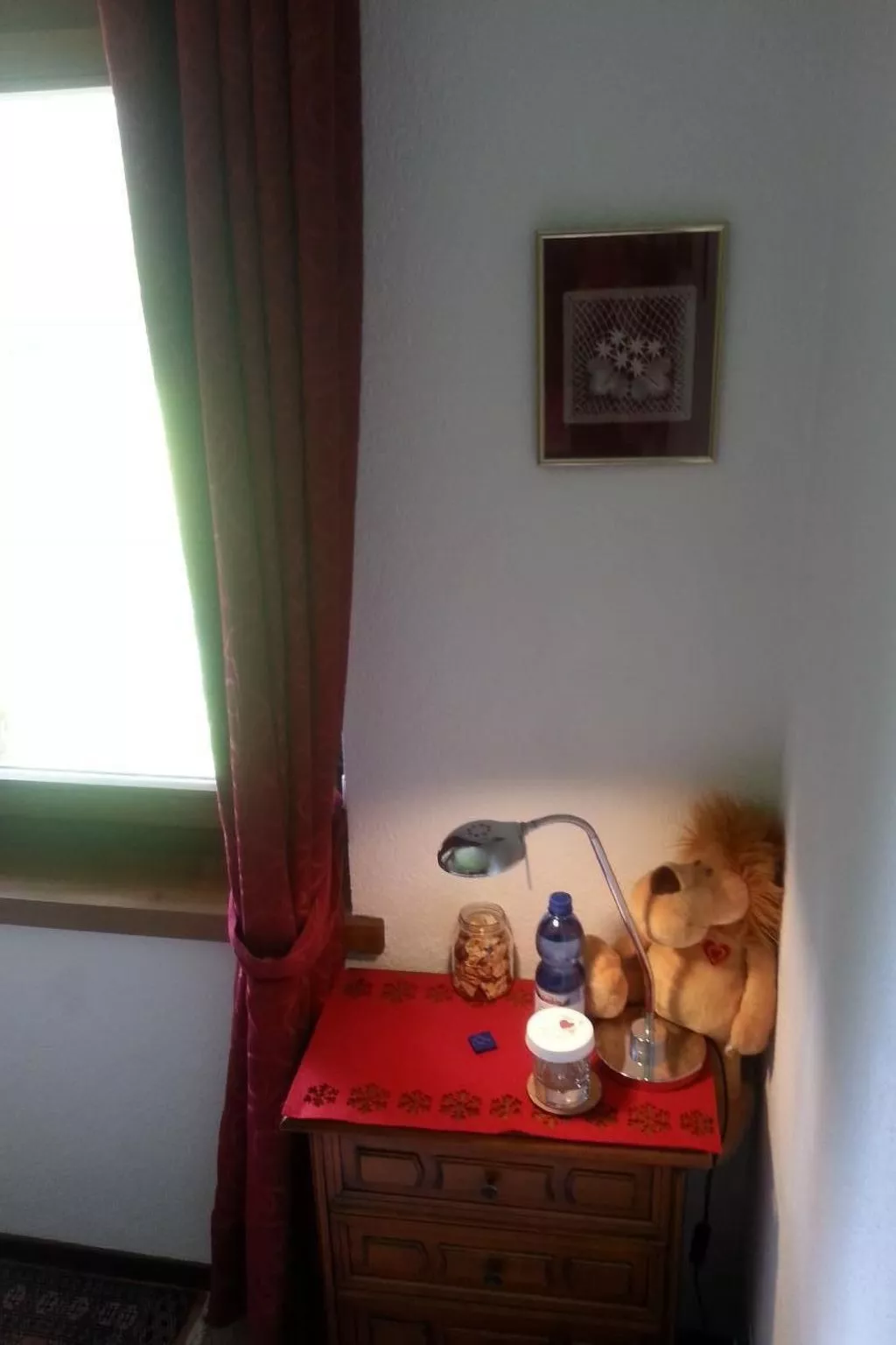 Gegenüber den Staubbach Wasserfällen-Binnen