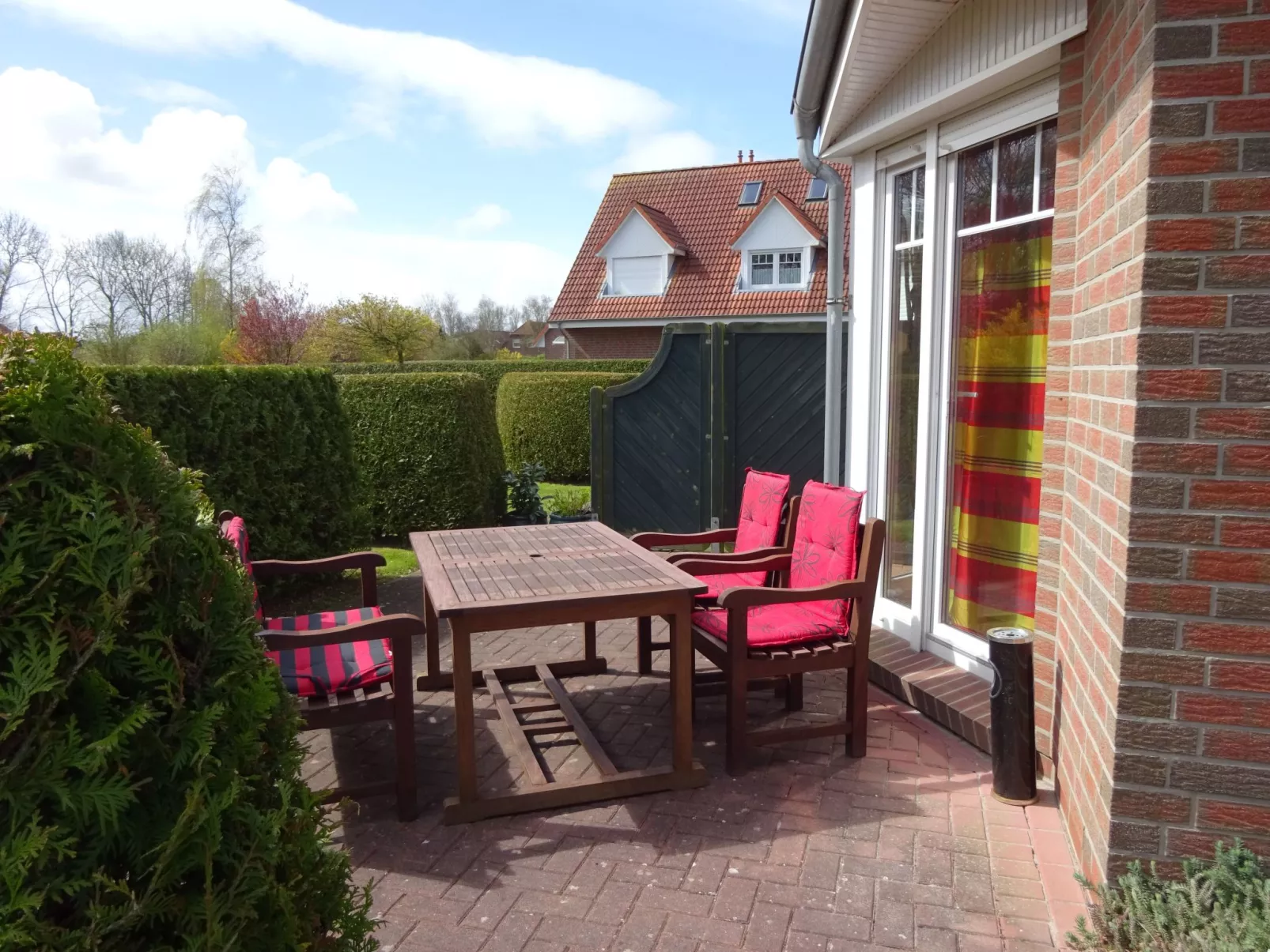 Komfortable Doppelhaushälfte und großem Garten-Buiten