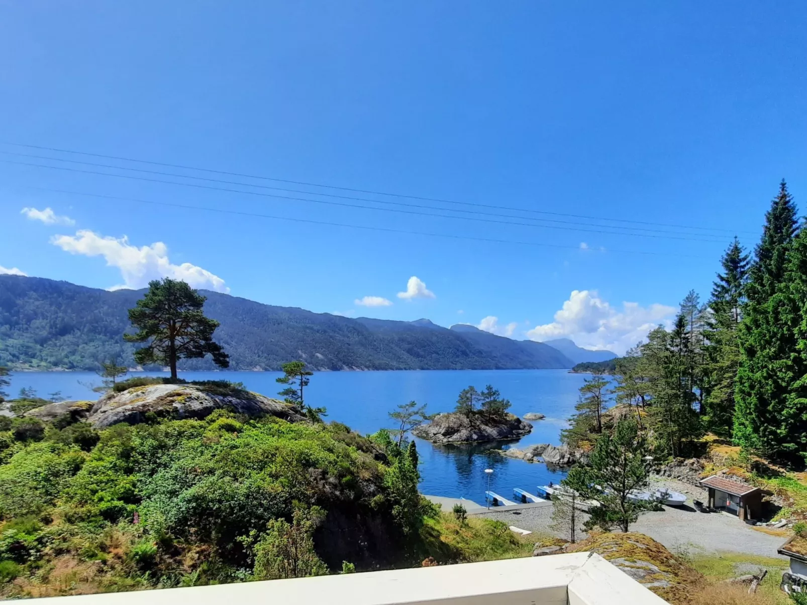 Häuschen mit Blick auf das Wasser