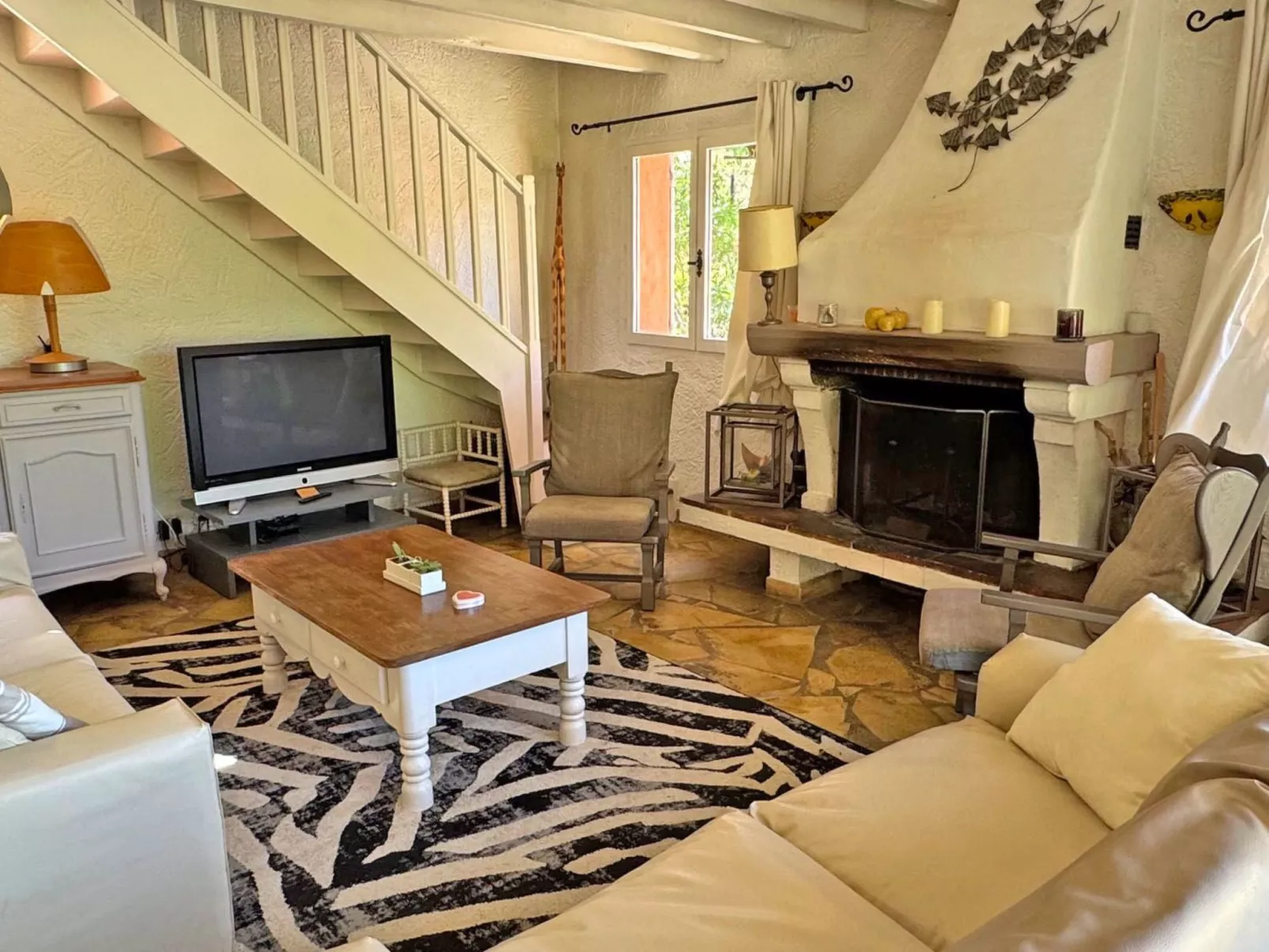 Schöne Villa mit innovativer Architektur in einem grünen Nest im Herzen des Mas-Binnen